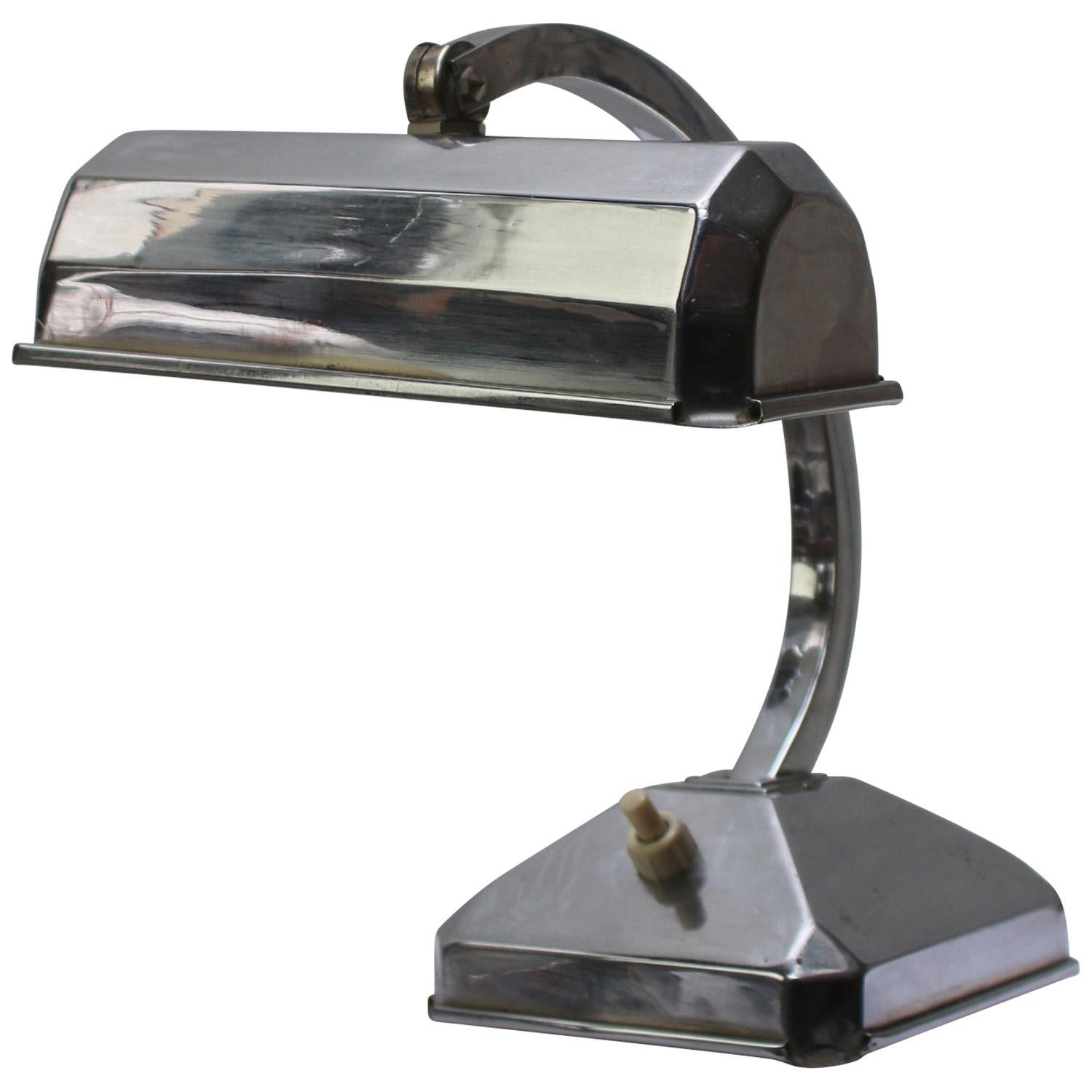 Lámpara de escritorio de metal plateado / lámpara de banquero
Flexo de algodón negro de 2,5 metros, enchufe e interruptor en la base

Tamaño de la base 112×112 mm / 4,41× 4,41 pulgadas

Portalámparas B22

Disponible con enchufe US/UK

Peso: 2,10 kg