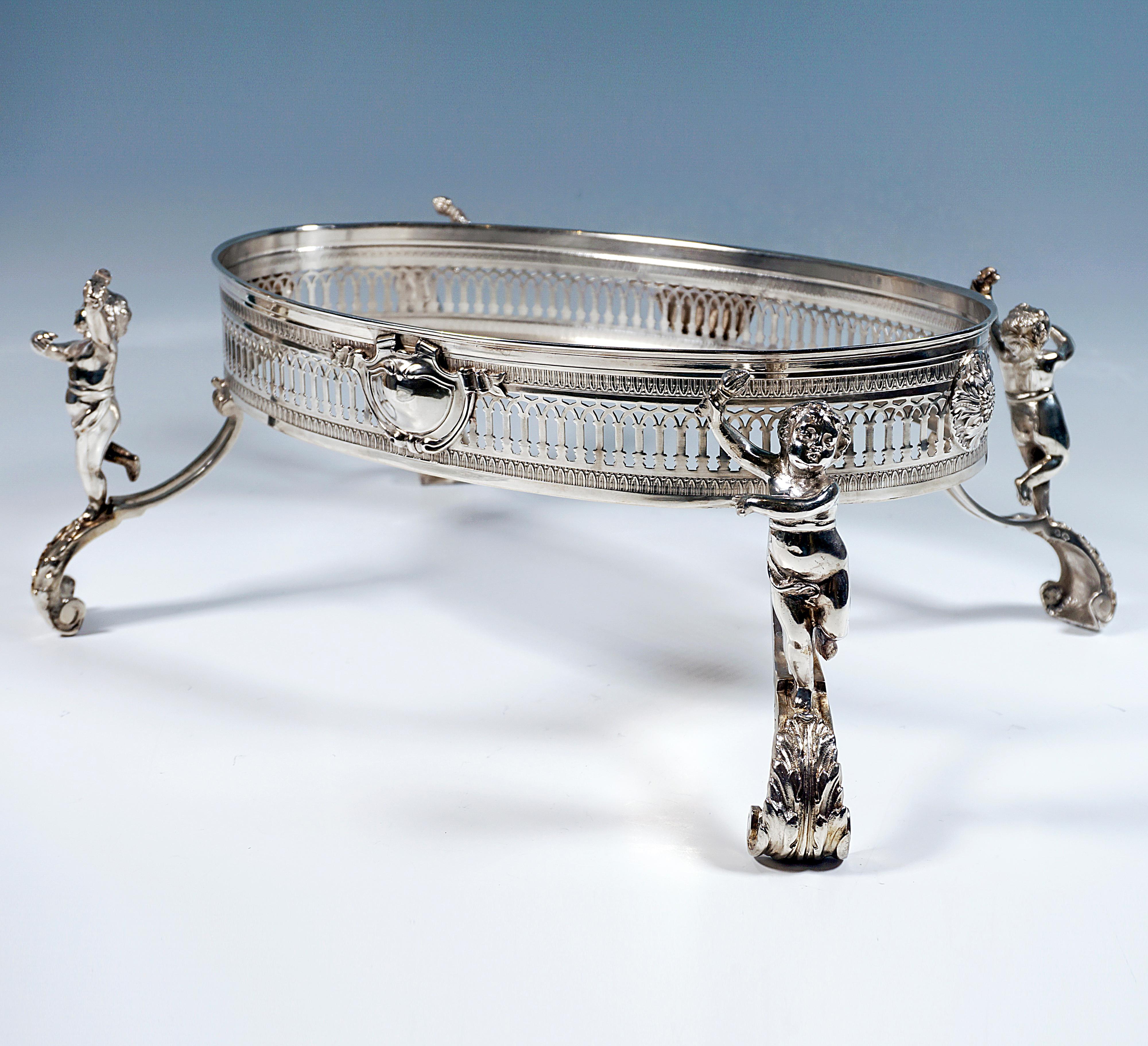 Inizio XX secolo Centrotavola Art Nouveau in argento con gambe alte e putti in plastica, Francia Circa 1910 in vendita