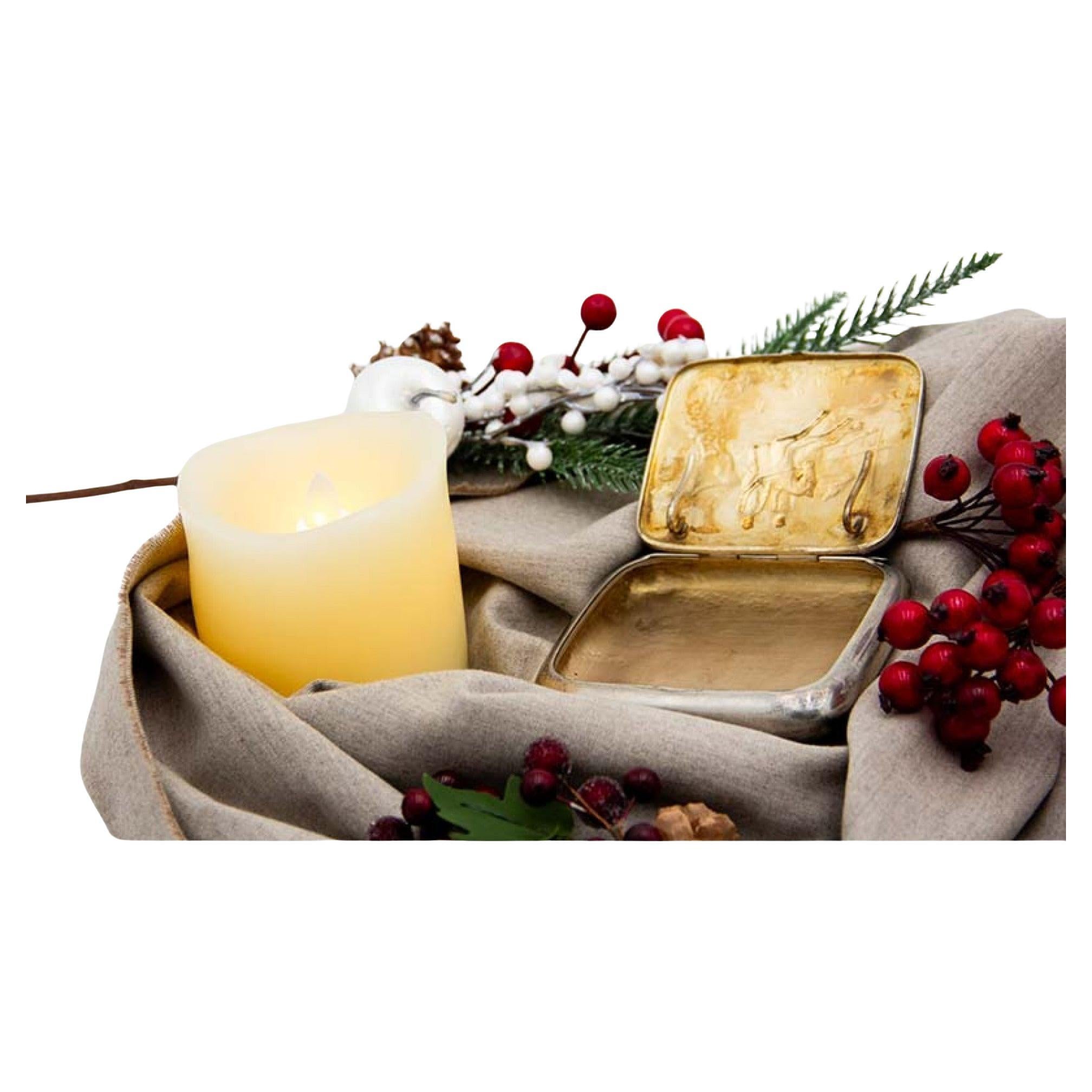 Silver Art Nouveau snuffbox depicting horsemen in relief For Sale