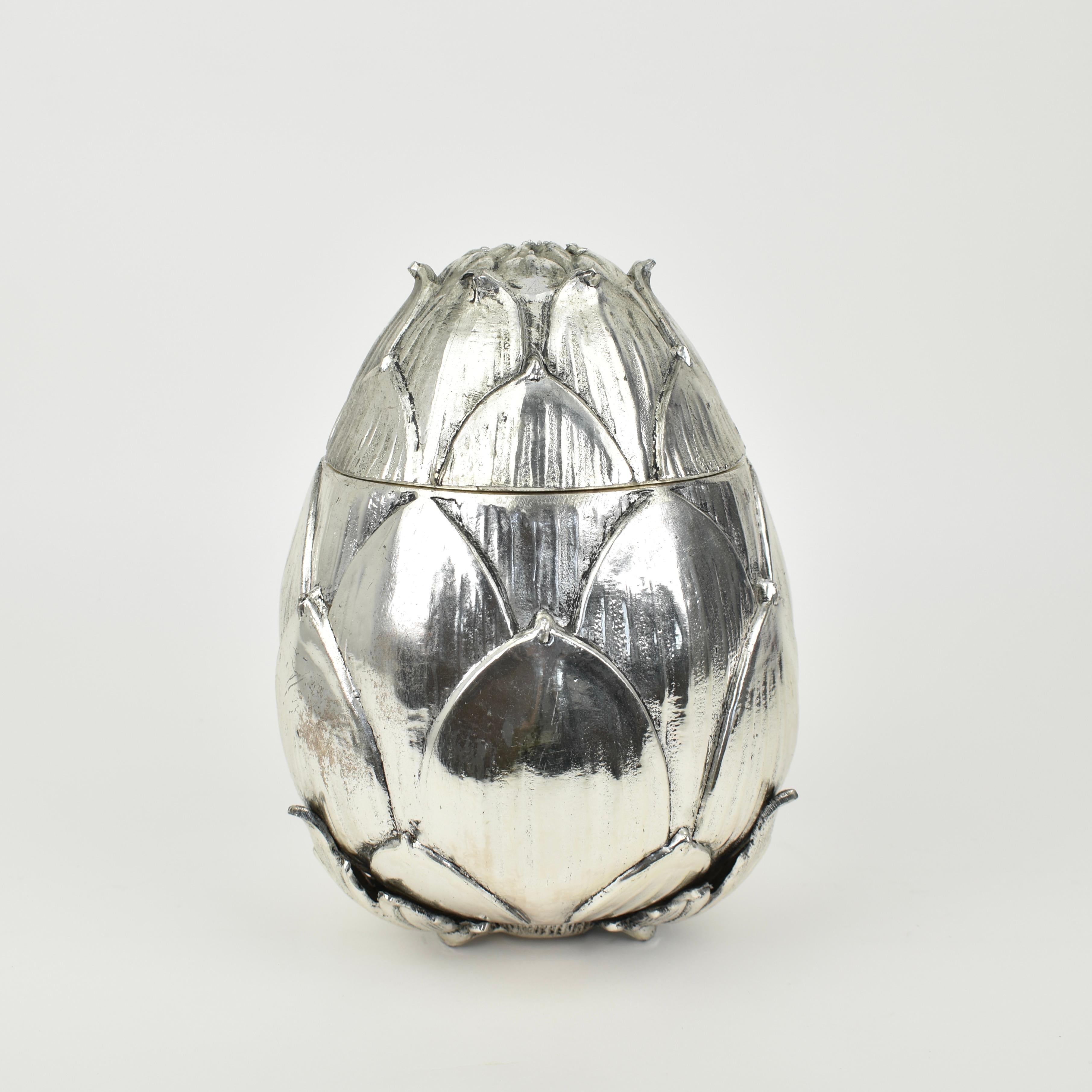 Rare artichoke ice bucket designed by Mauro Manetti, Fonderia d'arte Mauro Manetti Firenze. This bucket was designed around the 1970s, and is made of a silver plated cast aluminium. Inside the bucket is a ice cube holder, the plastic cap in the lid