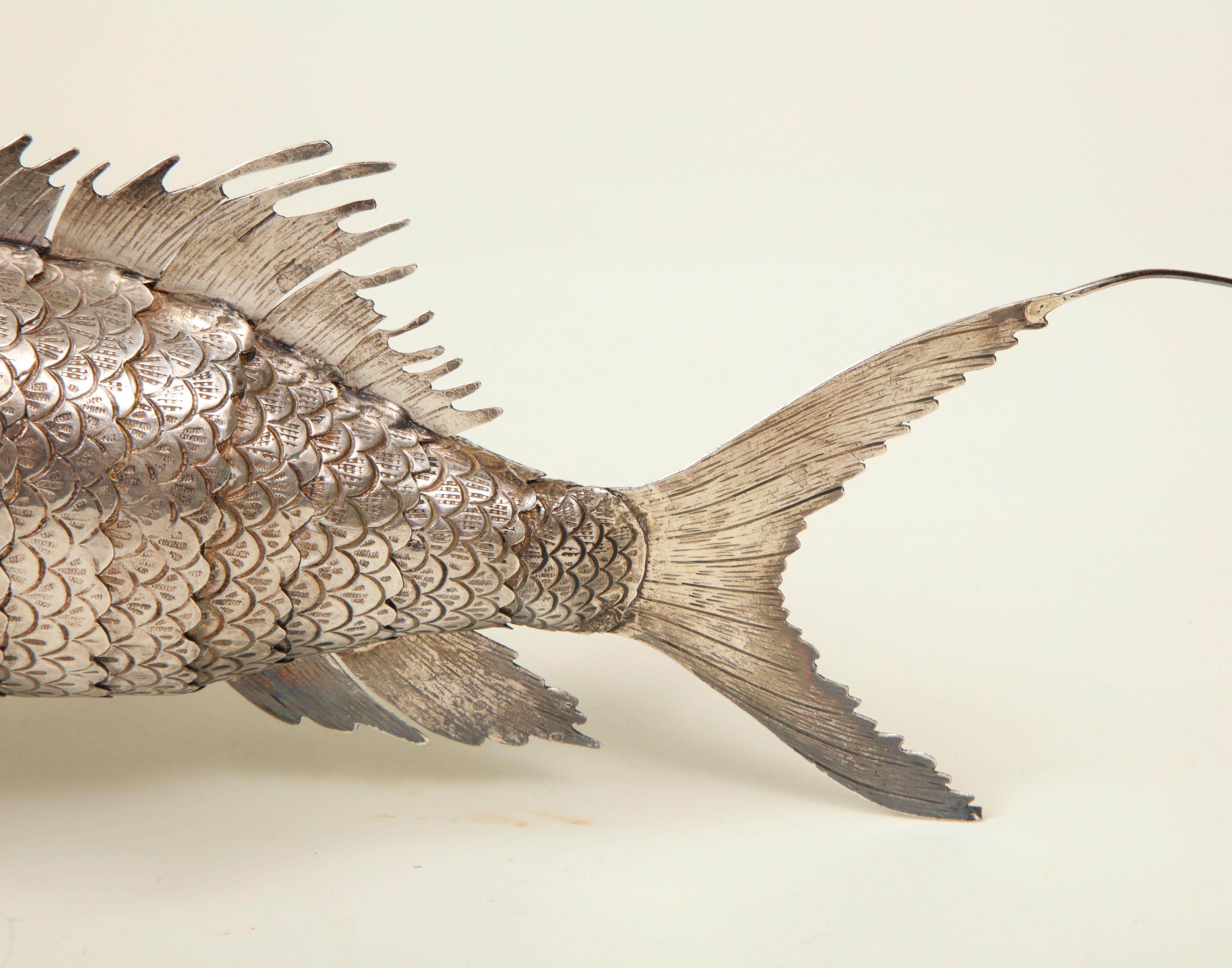 Silbernes gegliedertes Modell eines Fisches im Angebot 2