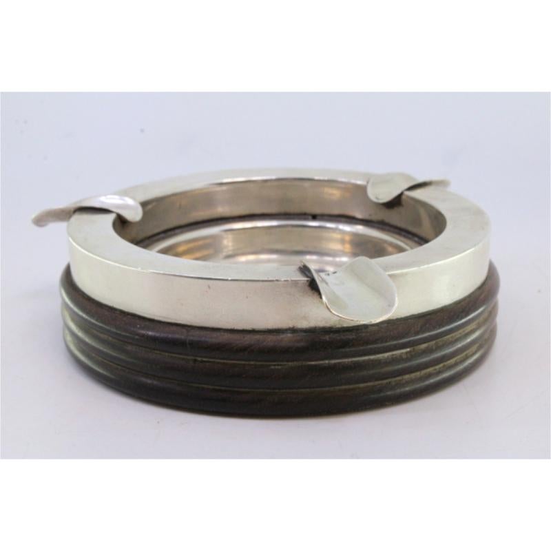 Silver ashtray on turned wood with three cigarette holders In Good Condition For Sale In Porto, PT