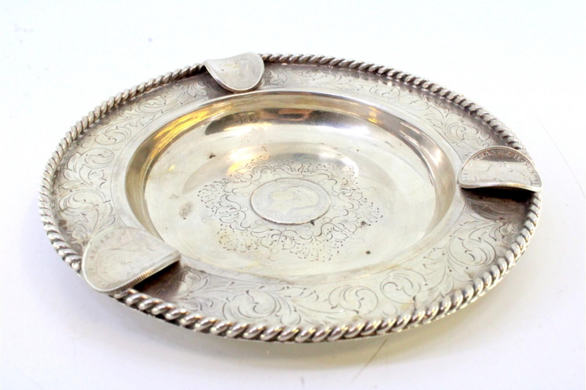 Silver ashtray w/ corded friezes, engraved garlands & 4 inlaid coins of D Luís In Good Condition For Sale In Porto, PT