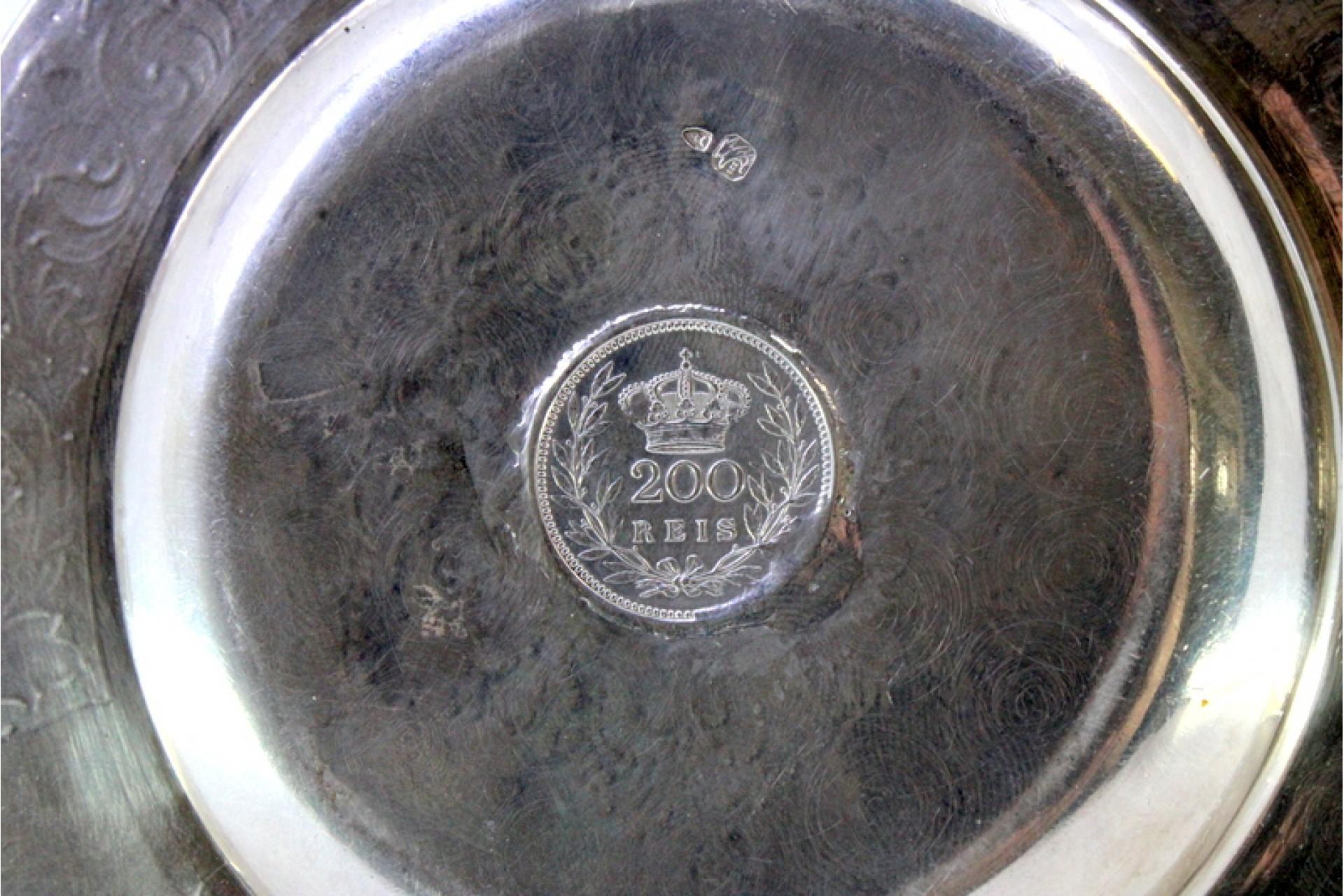 Silver ashtray w/ corded friezes, engraved garlands & 4 inlaid coins of D Luís For Sale 1