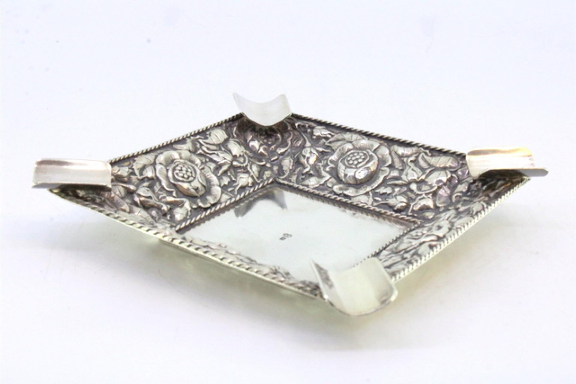 Silver ashtray w/ embossed floral motifs, corded frieze & four cigarette holders Europeo en venta