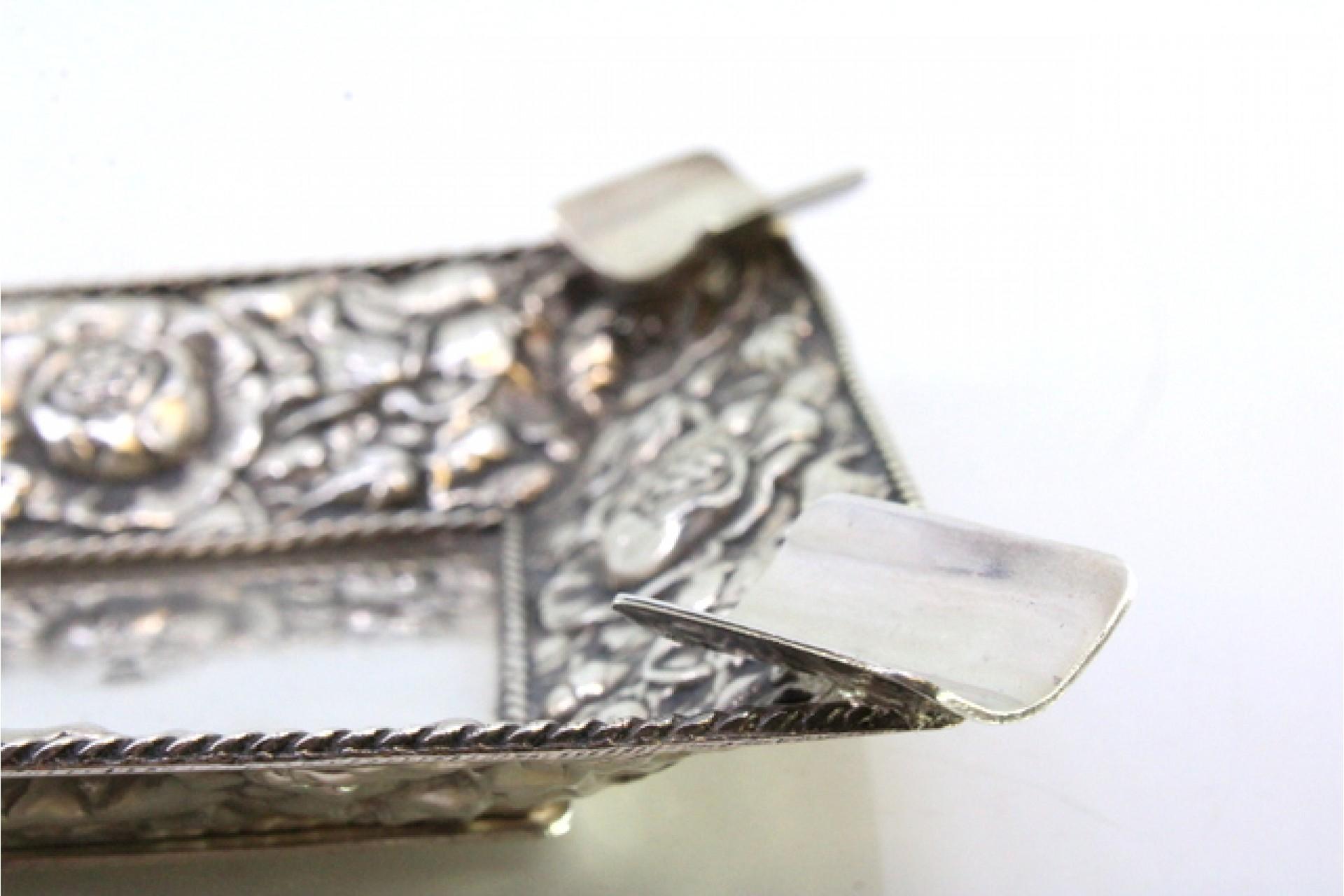 Silver ashtray w/ embossed floral motifs, corded frieze & four cigarette holders en Bueno estado para la venta en Porto, PT