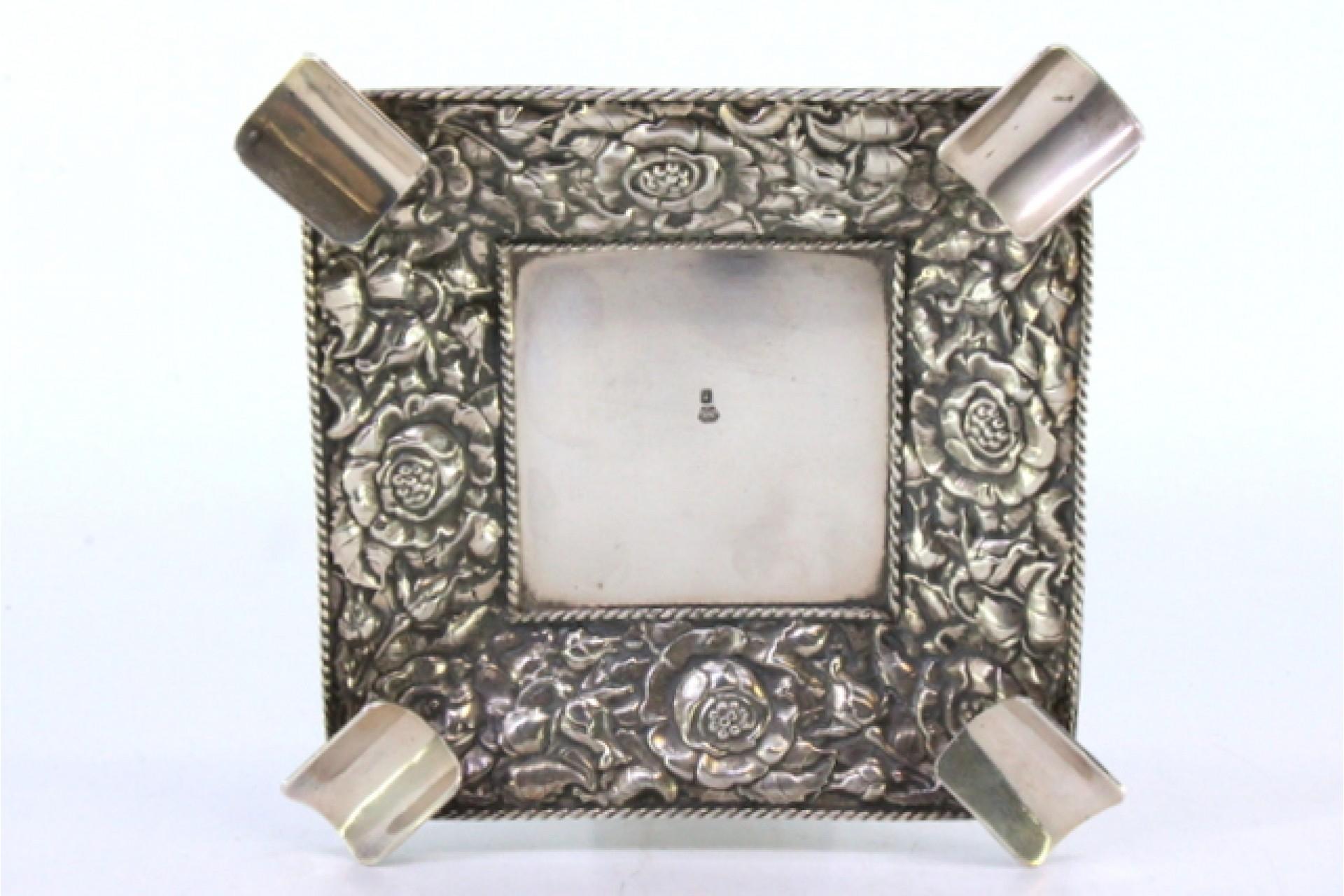 Silver ashtray w/ embossed floral motifs, corded frieze & four cigarette holders siglo XX en venta