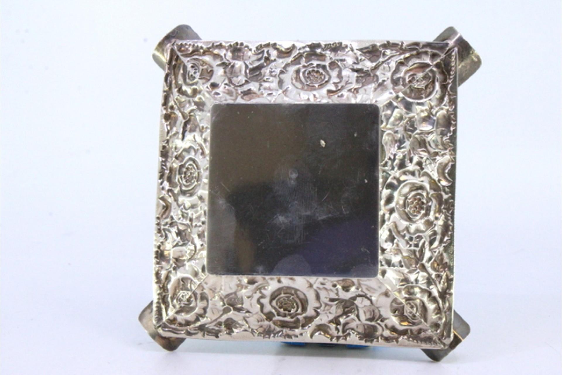 Silver ashtray w/ embossed floral motifs, corded frieze & four cigarette holders en venta 1