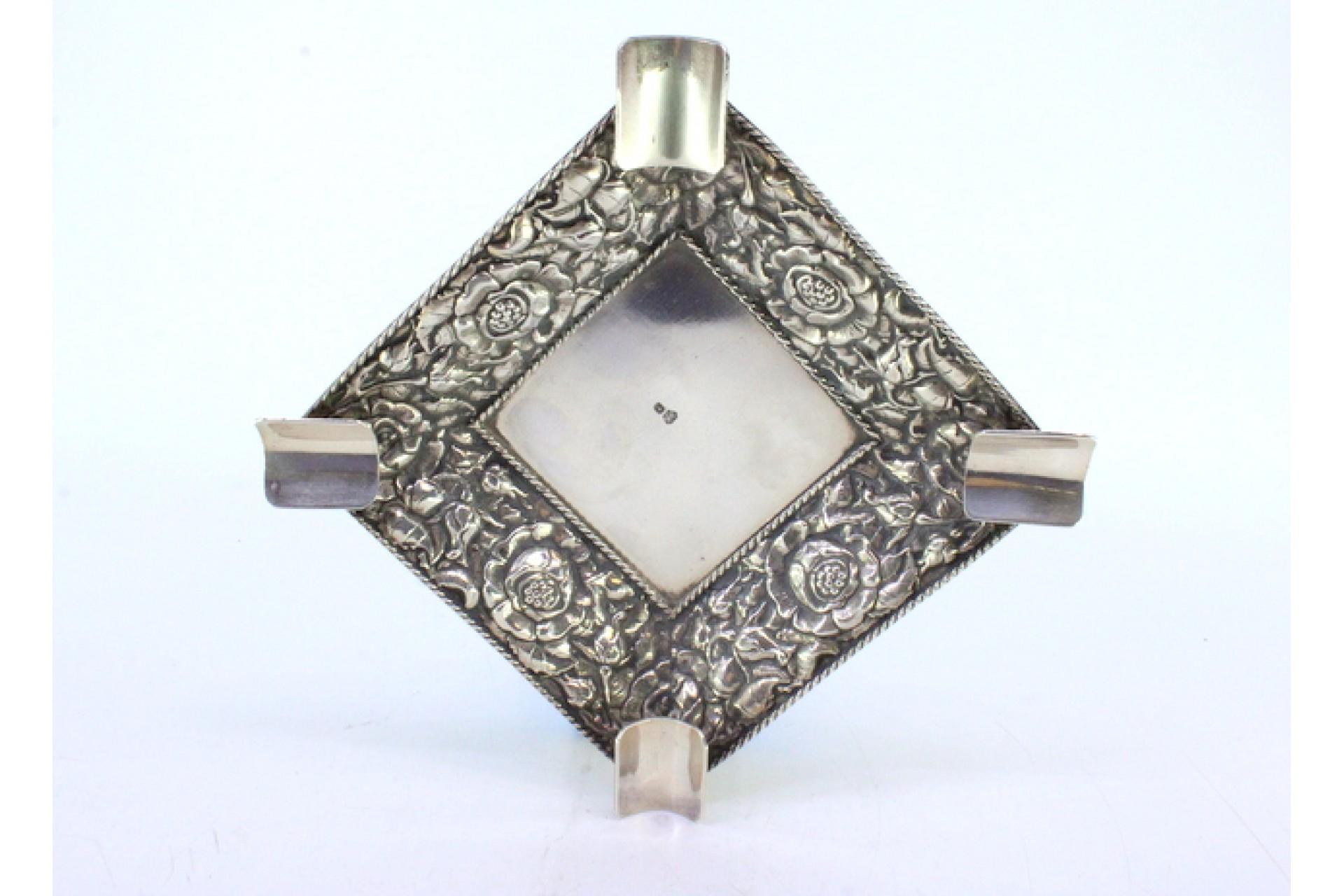 Silver ashtray w/ embossed floral motifs, corded frieze & four cigarette holders en venta 2