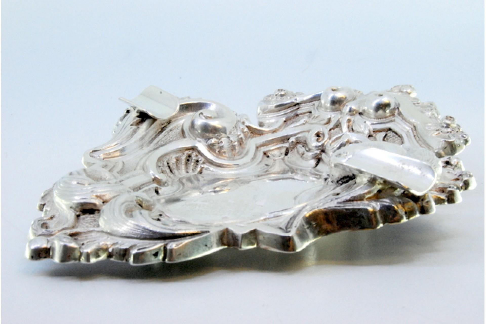Silver ashtray w/ high reliefs in the style of D João V w/ two cigarette holders In Good Condition For Sale In Porto, PT