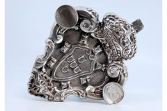 Silberner Aschenbecher mit portugiesischem Wappen und zwei 500 Reis-Münzen von D. Luís