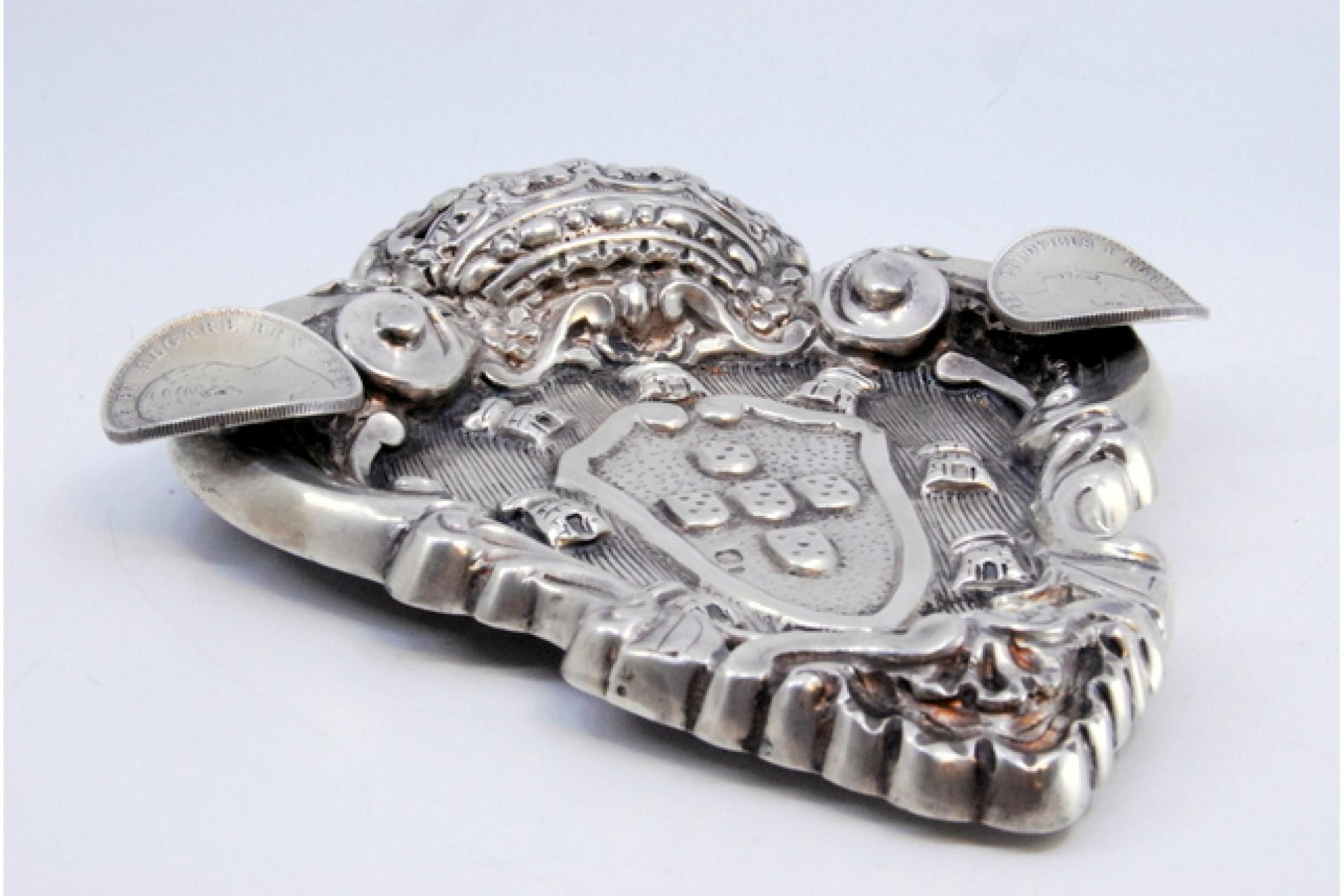 Européen Silver ashtray w/ the coat of arms of Portugal & two 500 reis coins of D Luís en vente