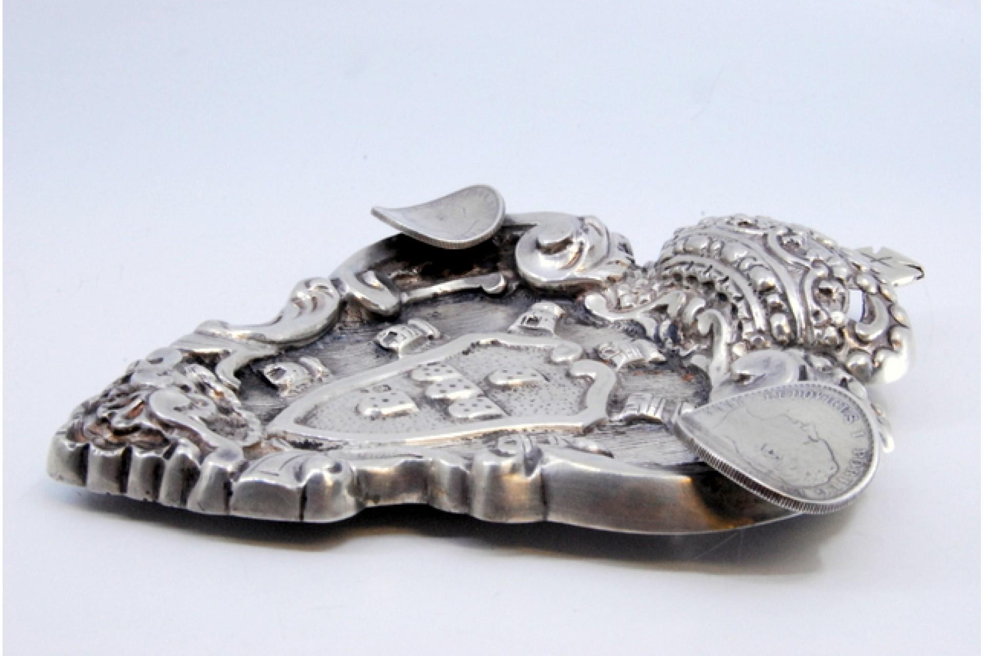 Silver ashtray w/ the coat of arms of Portugal & two 500 reis coins of D Luís Bon état - En vente à Porto, PT