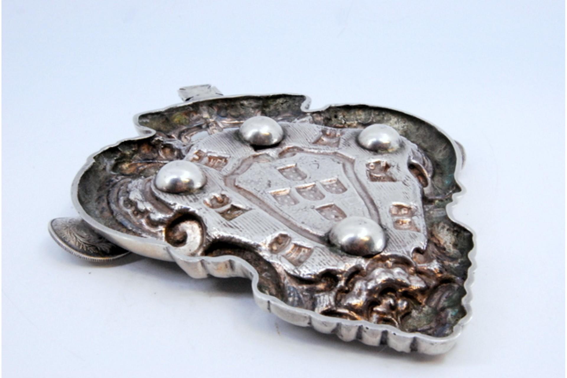 20ième siècle Silver ashtray w/ the coat of arms of Portugal & two 500 reis coins of D Luís en vente