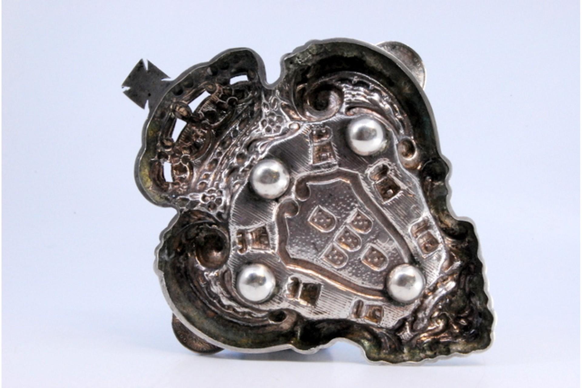 Silver ashtray w/ the coat of arms of Portugal & two 500 reis coins of D Luís en vente 1