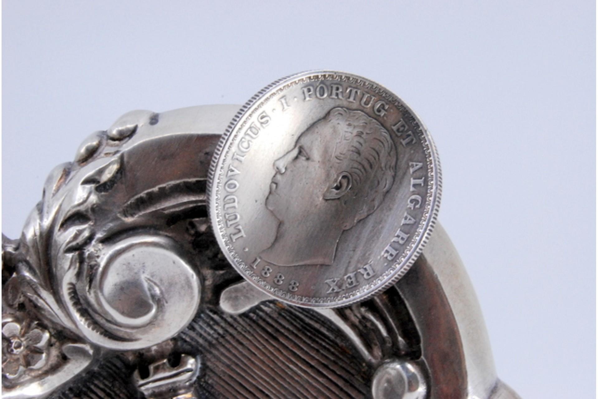 Silver ashtray w/ the coat of arms of Portugal & two 500 reis coins of D Luís en vente 2