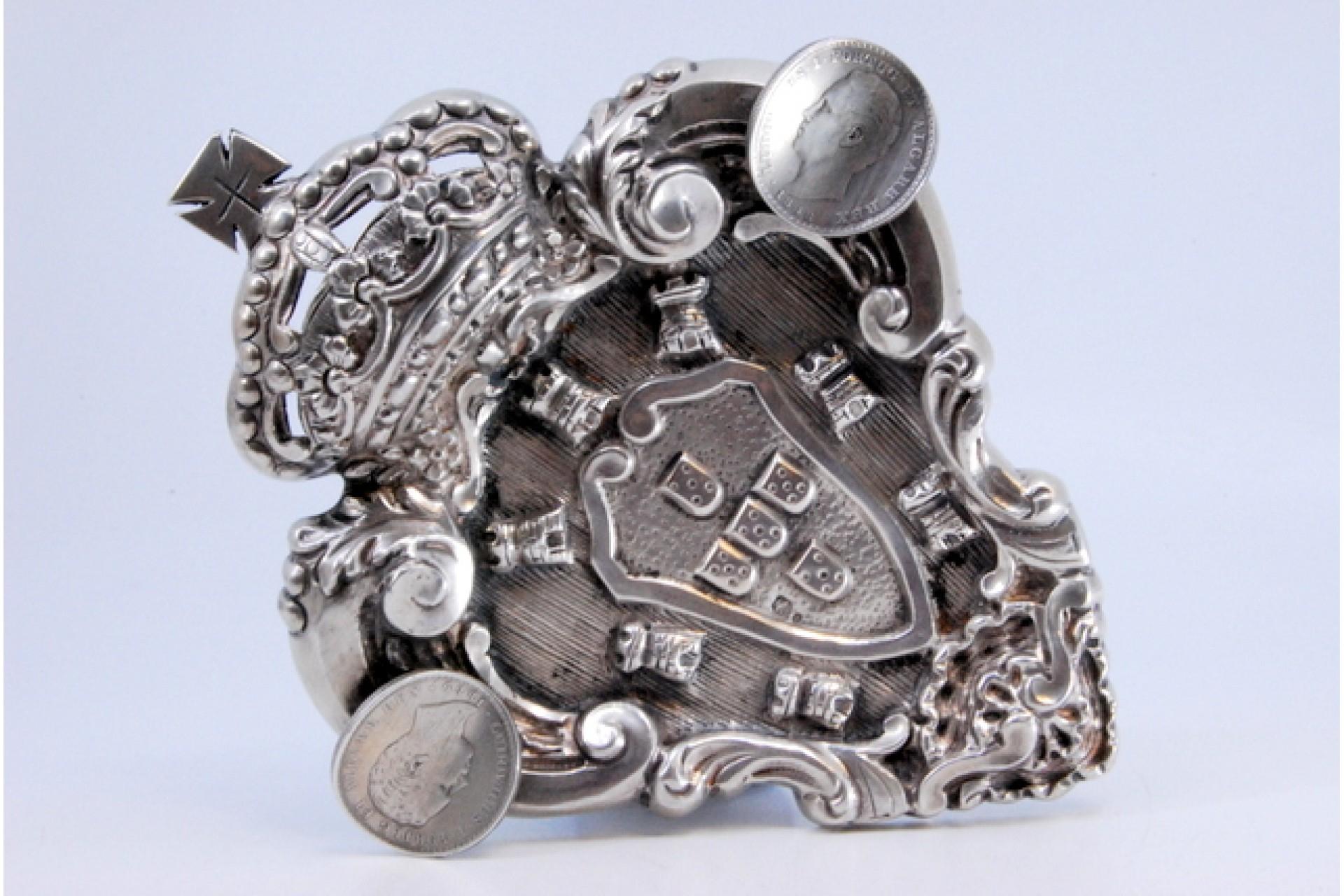 Silver ashtray w/ the coat of arms of Portugal & two 500 reis coins of D Luís en vente 3