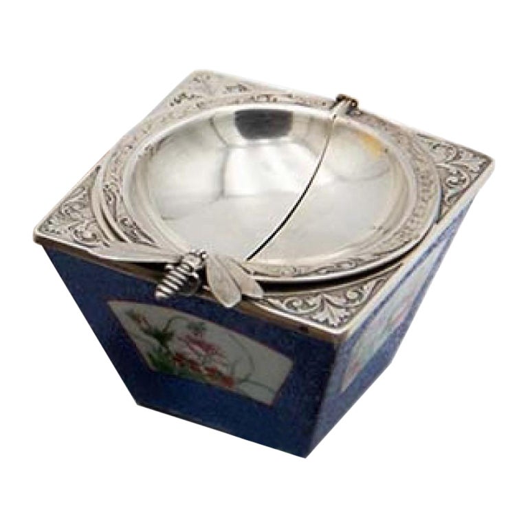Silver ashtray with bee-form opening and ceramic insert with raised elements For Sale