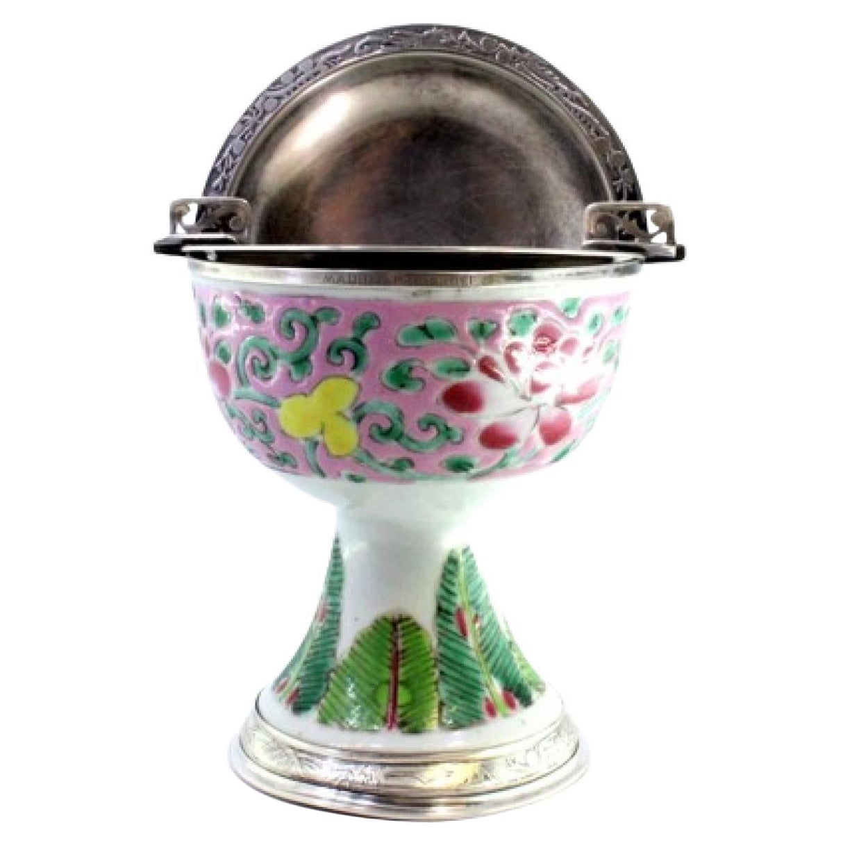 Silver ashtray with hinged lid and Chinese ceramic cup-form enamel insert For Sale