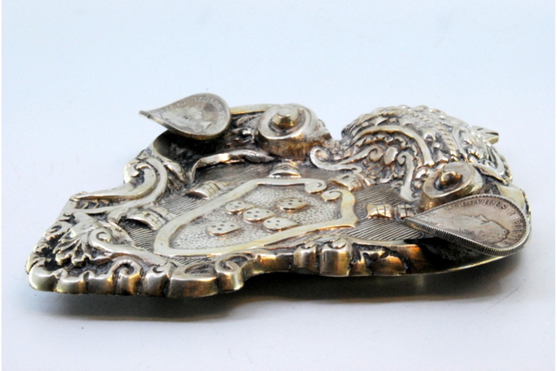 Européen Silver ashtray with Portuguese arms and three D. Luís coin rests en vente