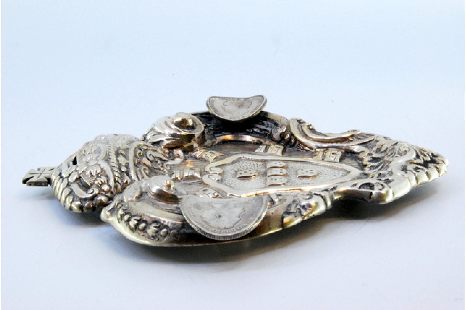 Silver ashtray with Portuguese arms and three D. Luís coin rests Bon état - En vente à Porto, PT