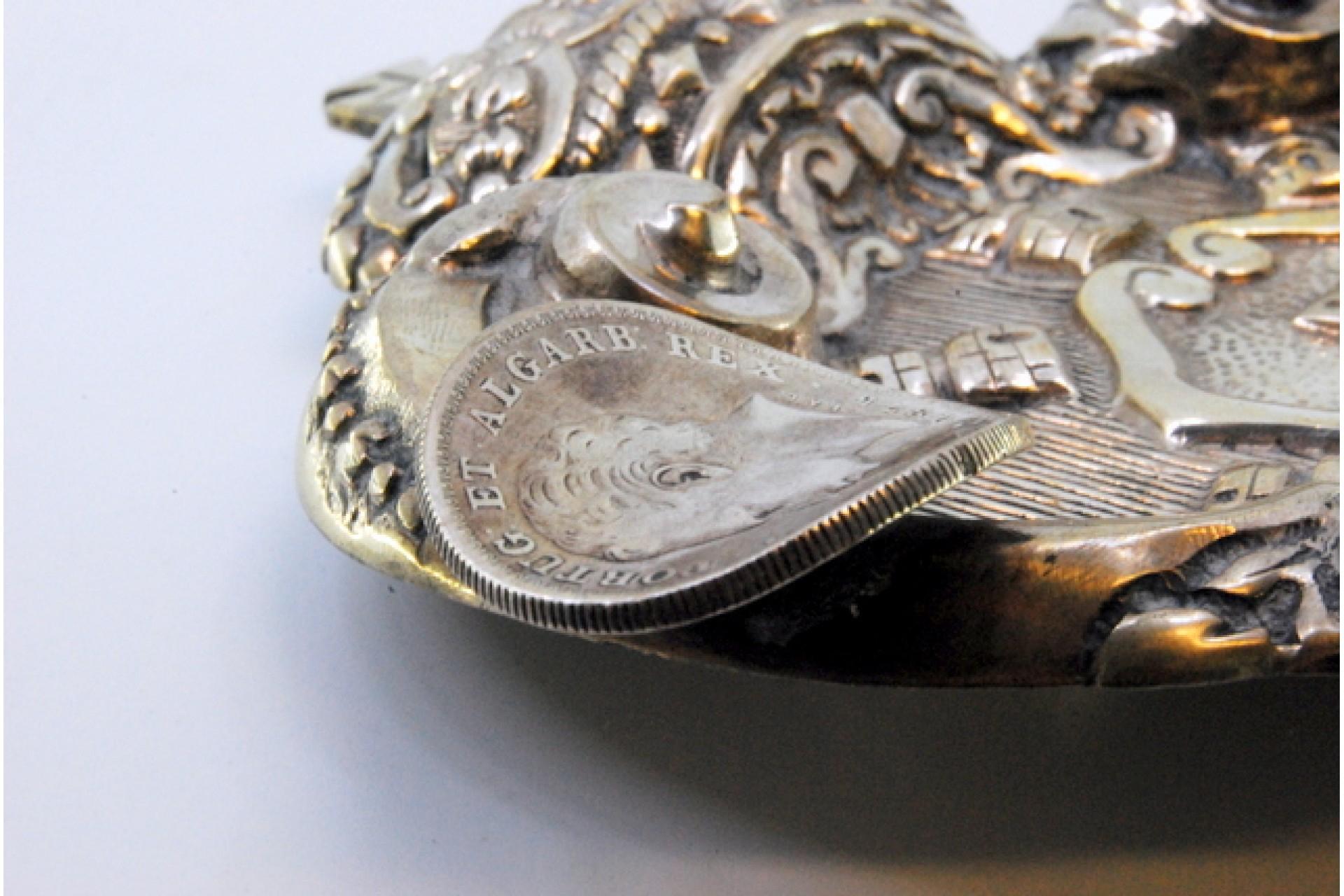 20ième siècle Silver ashtray with Portuguese arms and three D. Luís coin rests en vente