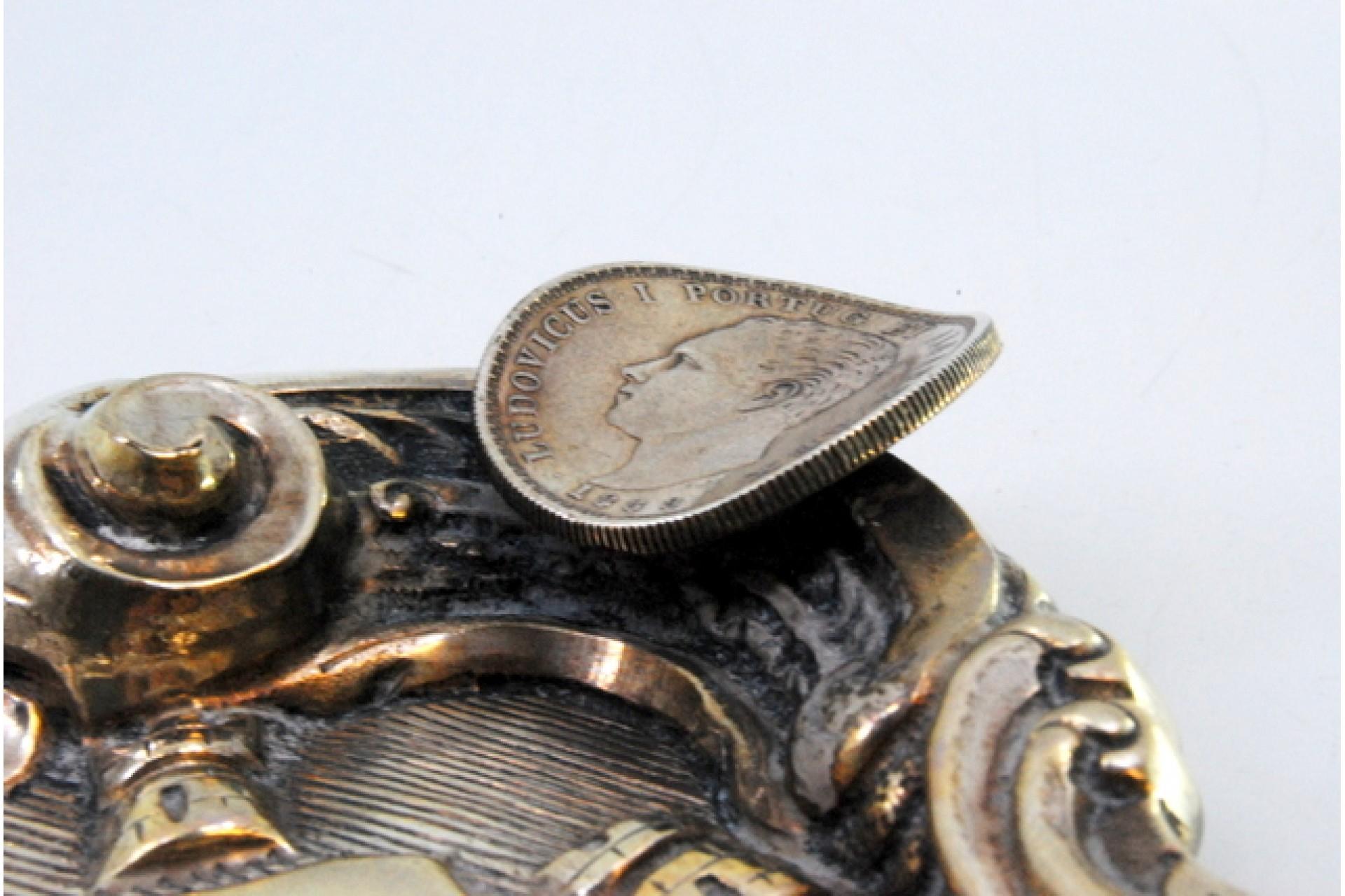 Argent Silver ashtray with Portuguese arms and three D. Luís coin rests en vente
