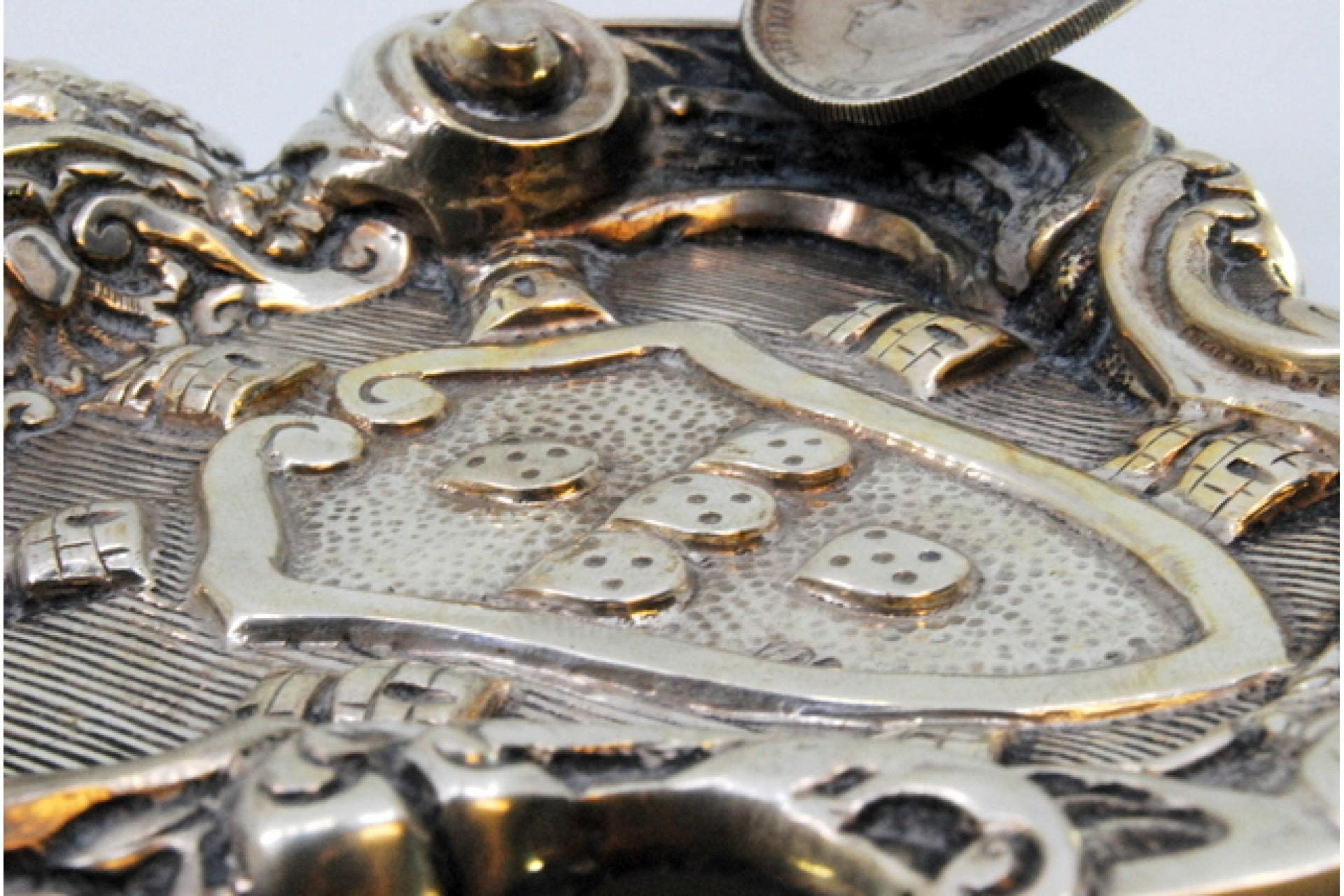 Silver ashtray with Portuguese arms and three D. Luís coin rests en vente 1