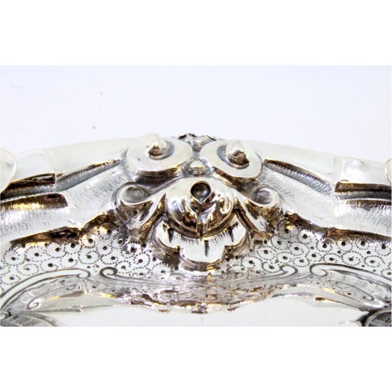 Silver ashtray with reliefs and engravings, four cigarette holders In Good Condition For Sale In Porto, PT