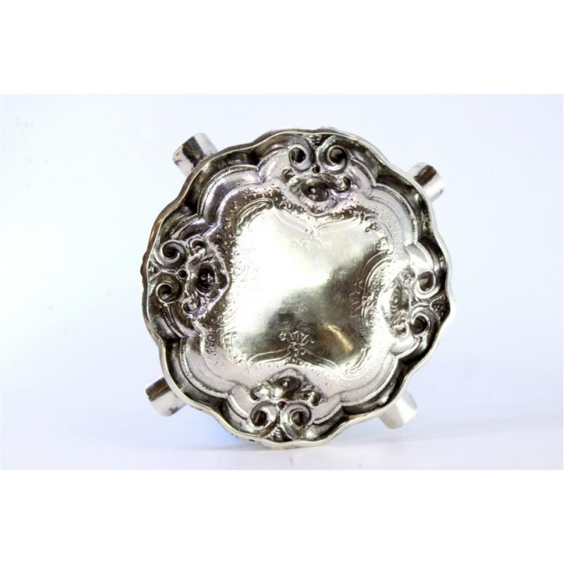 Silver ashtray with reliefs and engravings, four cigarette holders For Sale 1