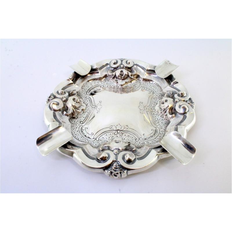 Silver ashtray with reliefs and engravings, four cigarette holders For Sale 2