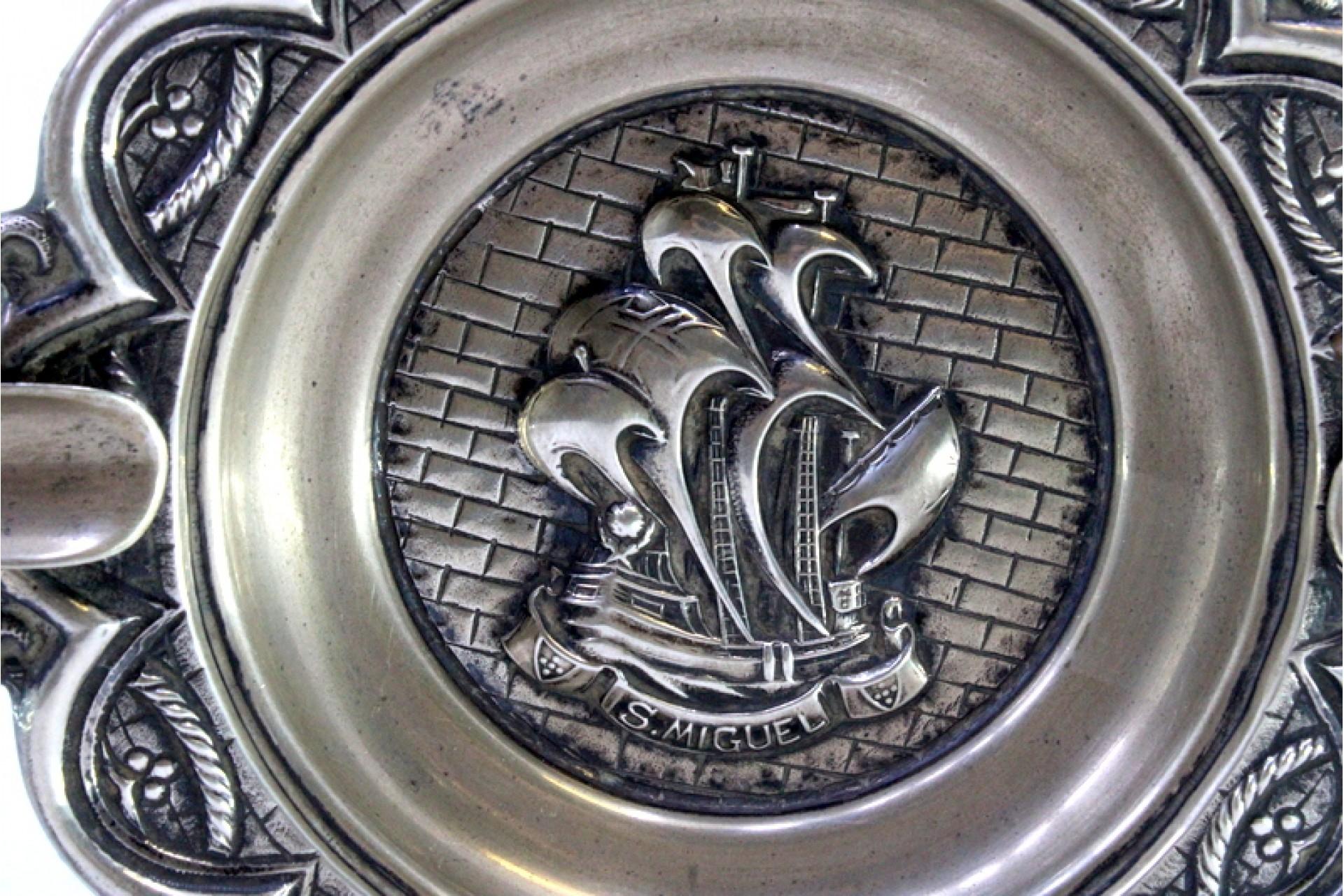 Européen Silver ashtray with S. Miguel caravel relief in center and two rests en vente