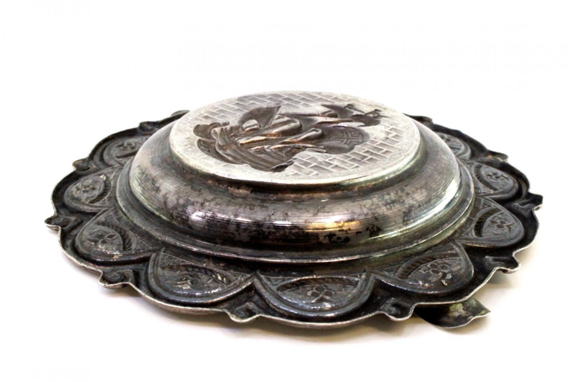 Silver ashtray with S. Miguel caravel relief in center and two rests Bon état - En vente à Porto, PT