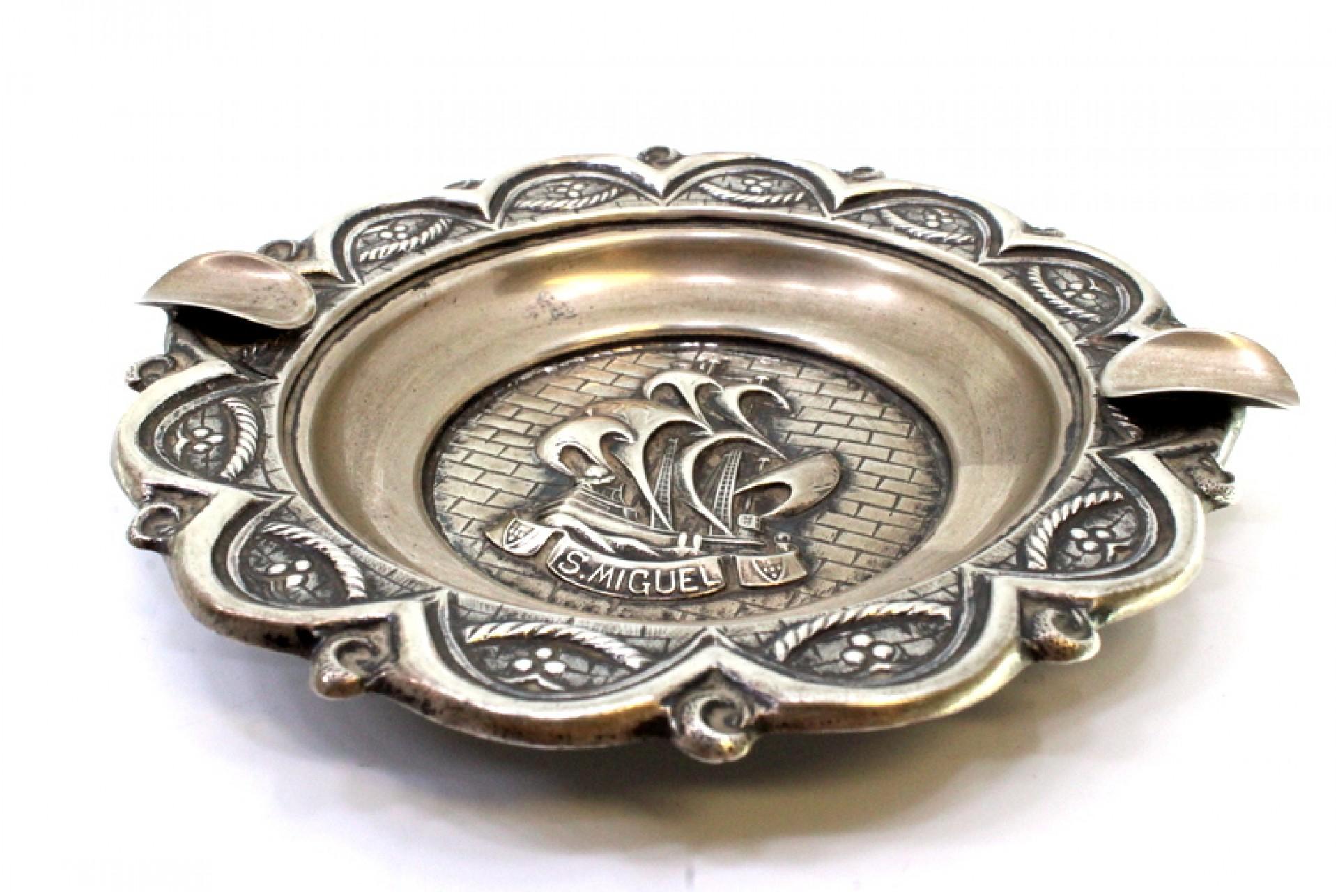 20ième siècle Silver ashtray with S. Miguel caravel relief in center and two rests en vente