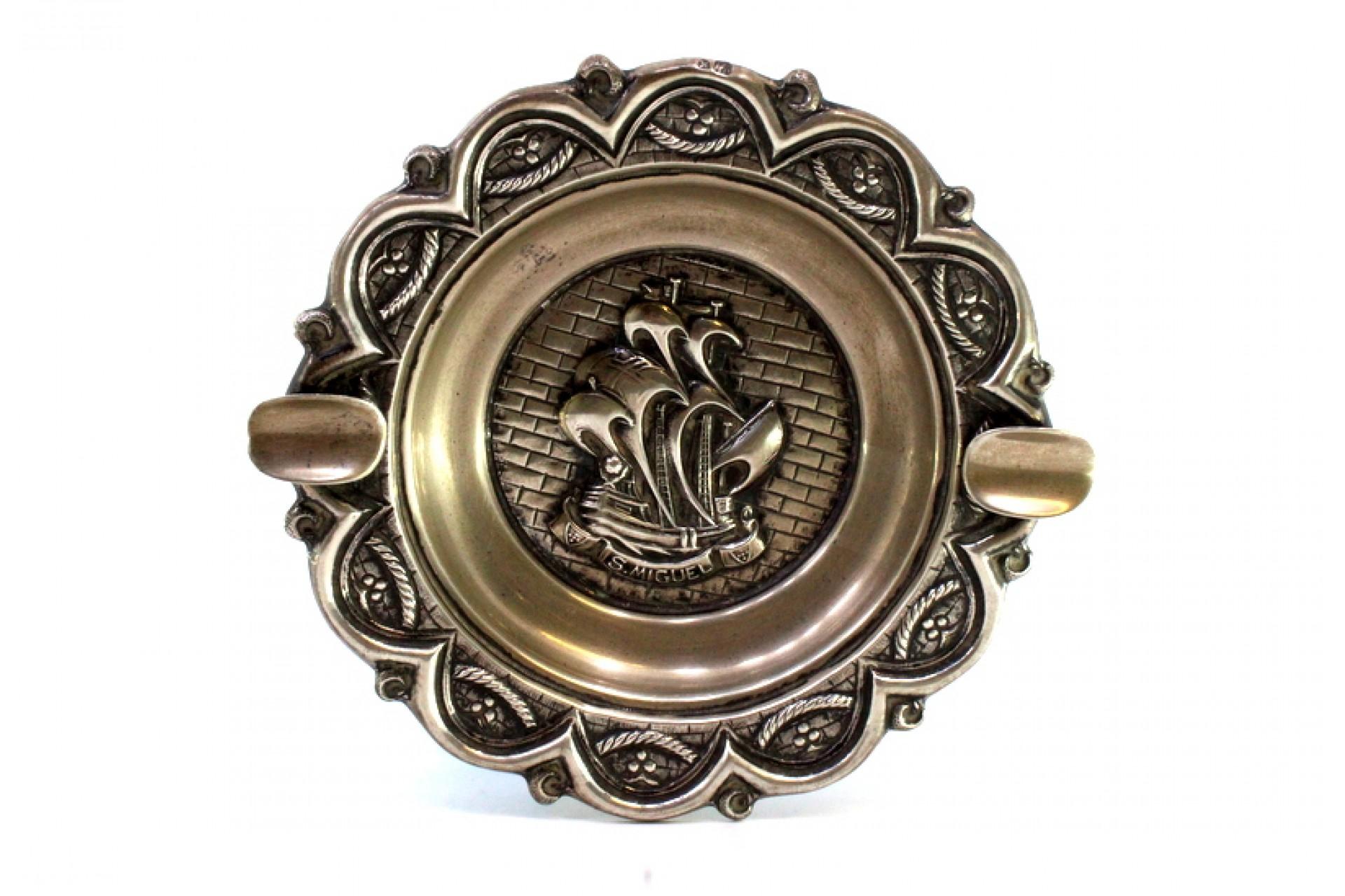 Argent Silver ashtray with S. Miguel caravel relief in center and two rests en vente