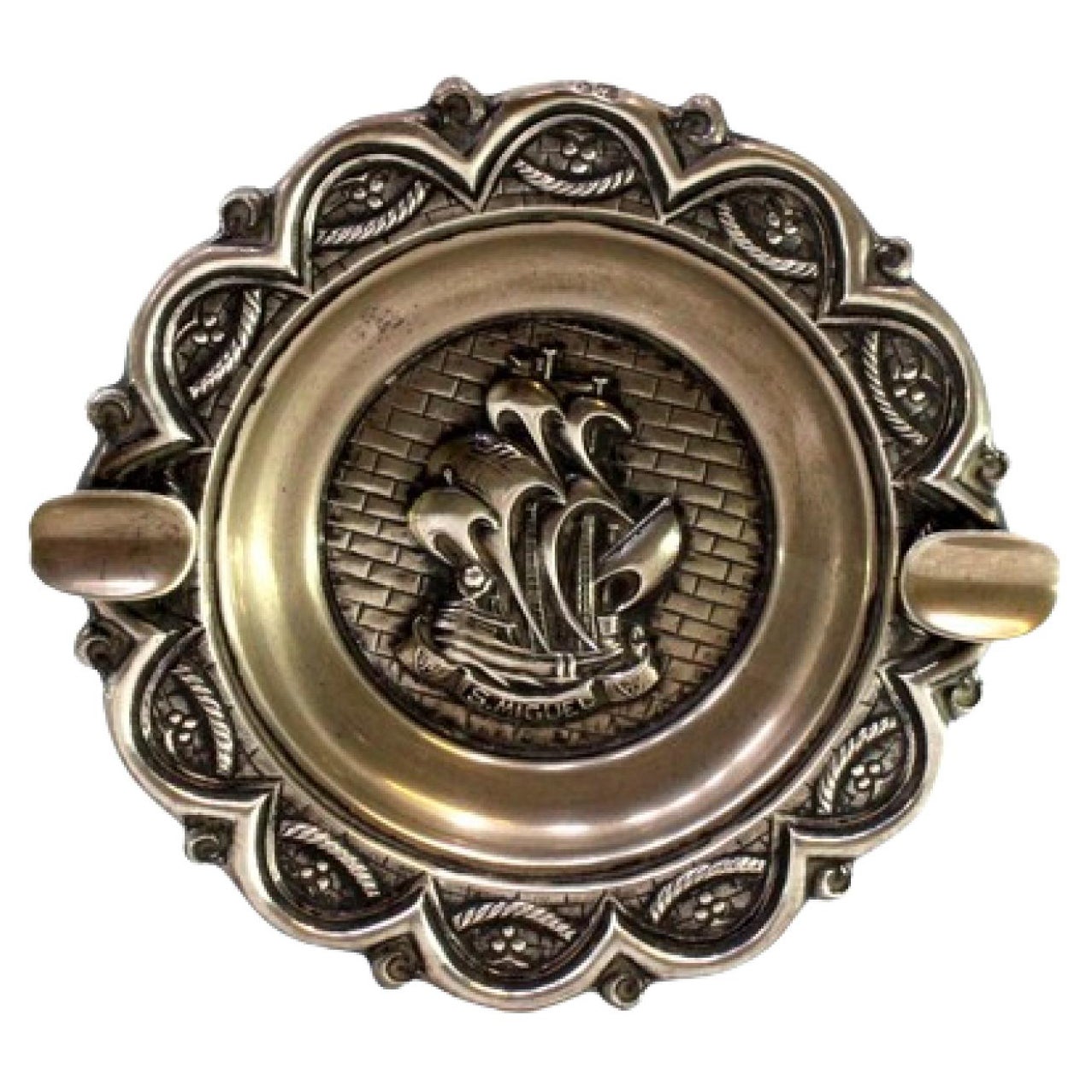 Silver ashtray with S. Miguel caravel relief in center and two rests