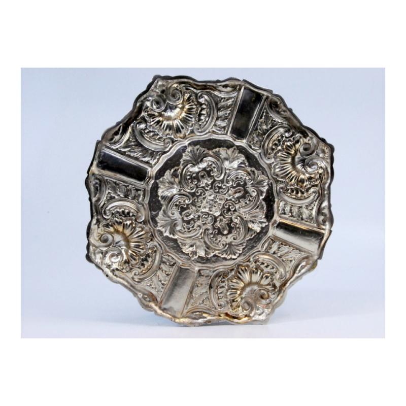 European Silver ashtray with shell-shaped reliefs and applications to support cigarettes For Sale