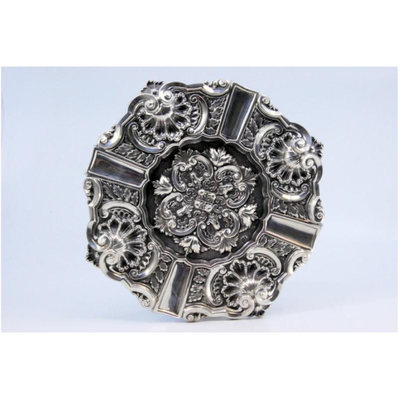 Silver ashtray with shell-shaped reliefs and applications to support cigarettes In Good Condition For Sale In Porto, PT