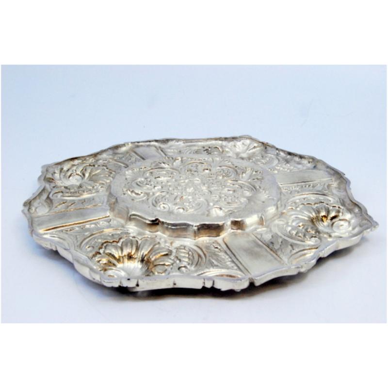 20th Century Silver ashtray with shell-shaped reliefs and applications to support cigarettes For Sale