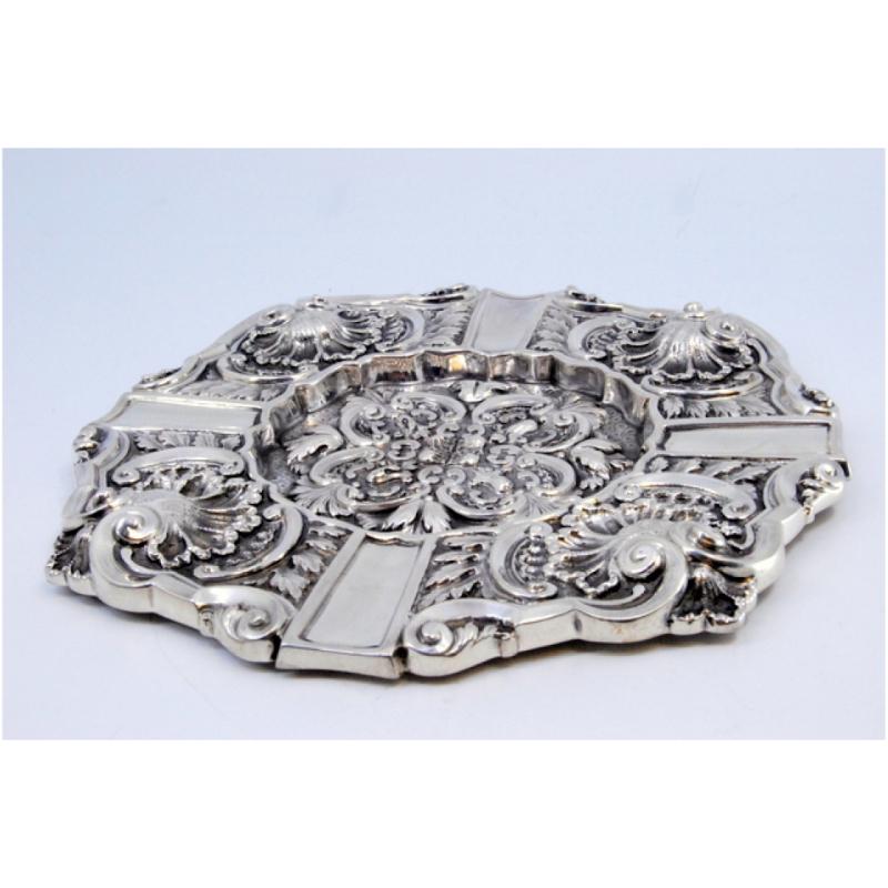 Silver ashtray with shell-shaped reliefs and applications to support cigarettes For Sale 1