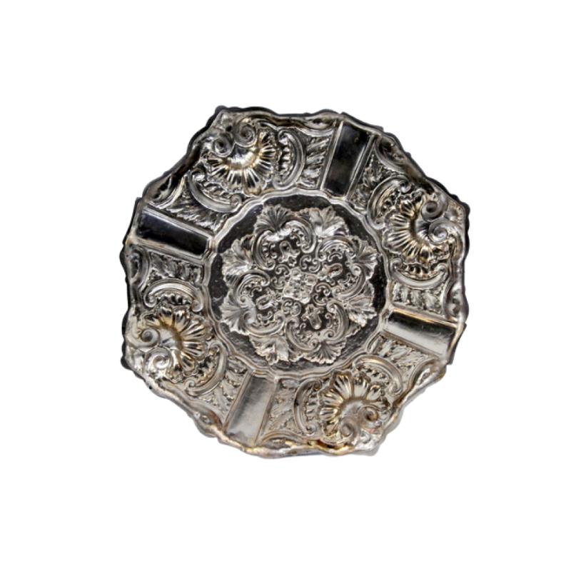 Silver ashtray with shell-shaped reliefs and applications to support cigarettes