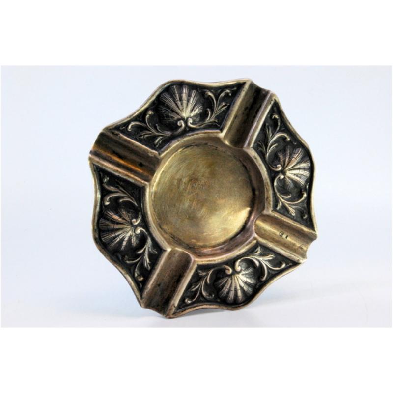 Description: Silver ashtray with shell-shaped reliefs and four cigarette holders. Metal: Silver. Origin: Portuguese. Brand: javali II Title. Weight: 81.72 grams. Dimensions: 14x14cm. Content: 833/1000. Assay Mark: Yes, entered 1887 and 1937.