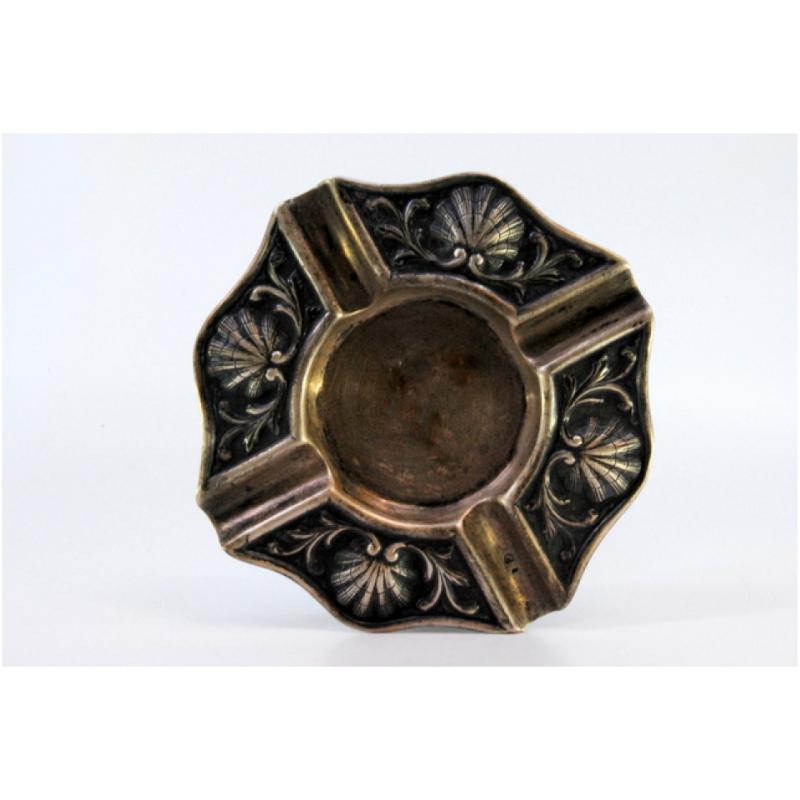 European Silver ashtray with shell-shaped reliefs and four cigarette holders For Sale