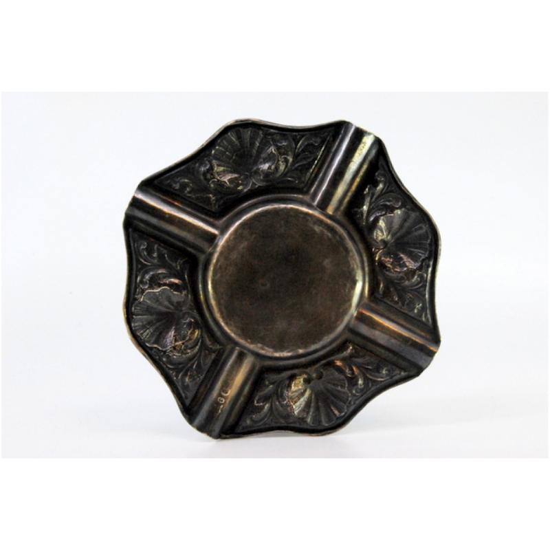 Silver ashtray with shell-shaped reliefs and four cigarette holders In Good Condition For Sale In Porto, PT
