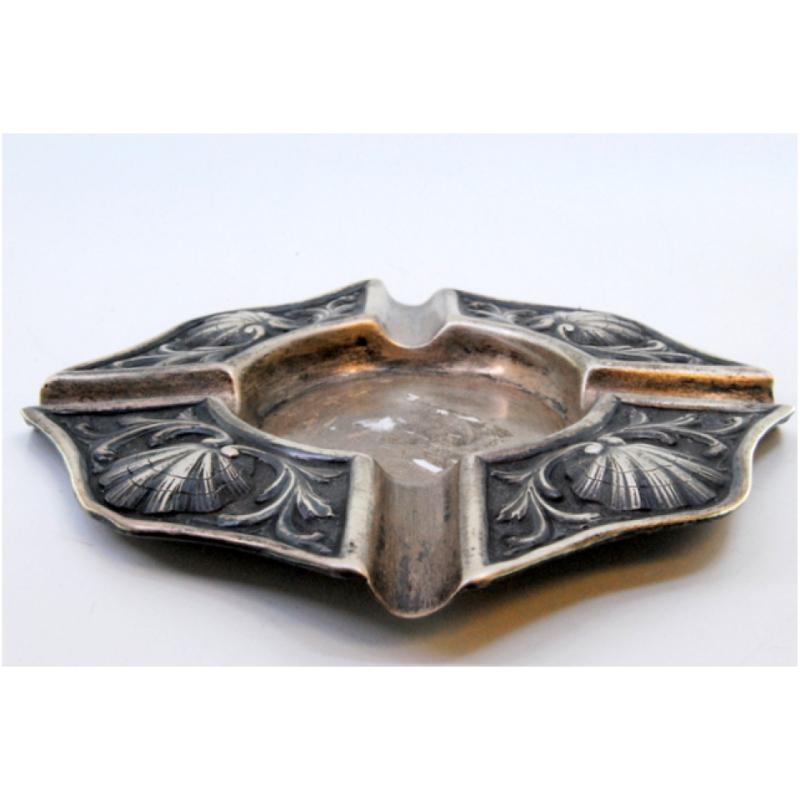 19th Century Silver ashtray with shell-shaped reliefs and four cigarette holders For Sale