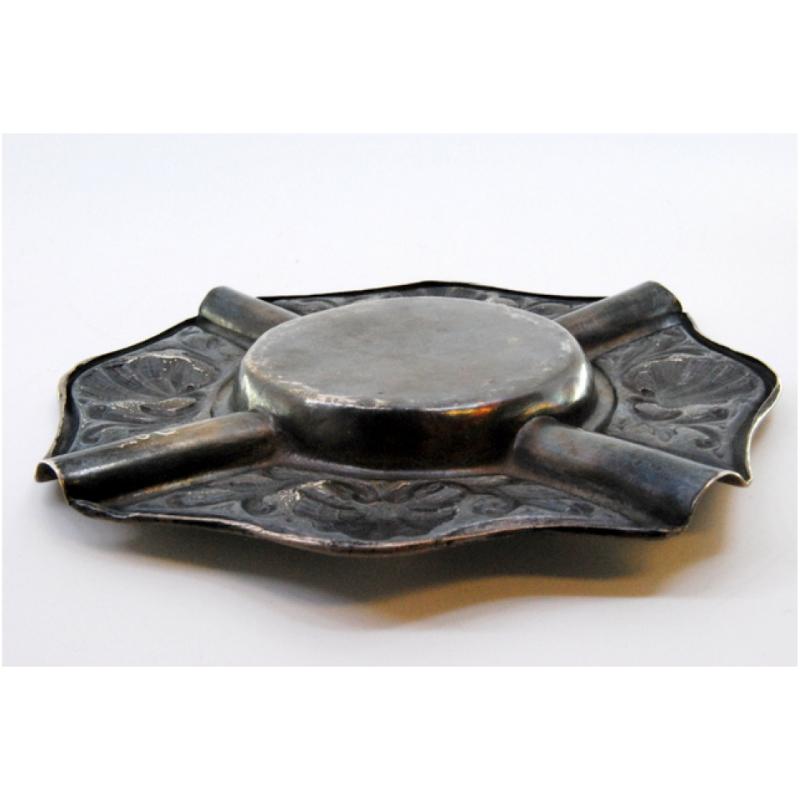 Silver ashtray with shell-shaped reliefs and four cigarette holders For Sale 1