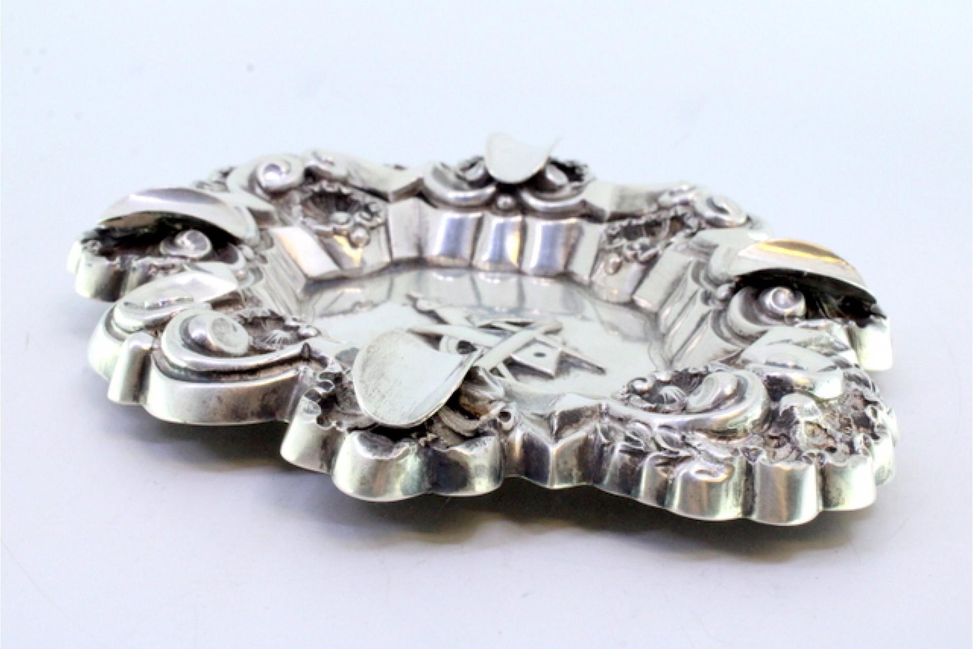 Europeo Silver ashtray with shells, reliefs, four rests, and Masonic symbol in vendita