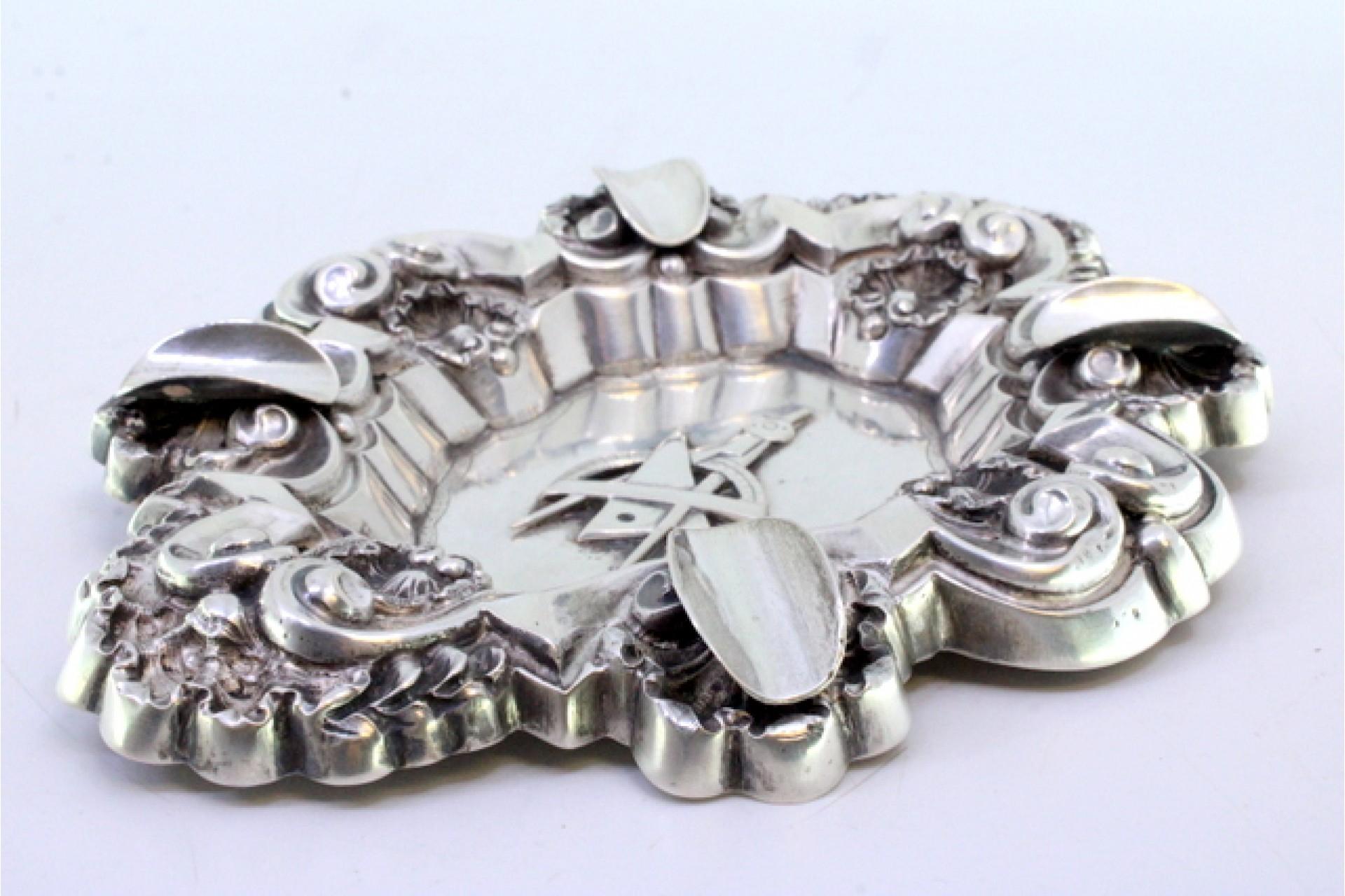 Silver ashtray with shells, reliefs, four rests, and Masonic symbol In condizioni buone in vendita a Porto, PT