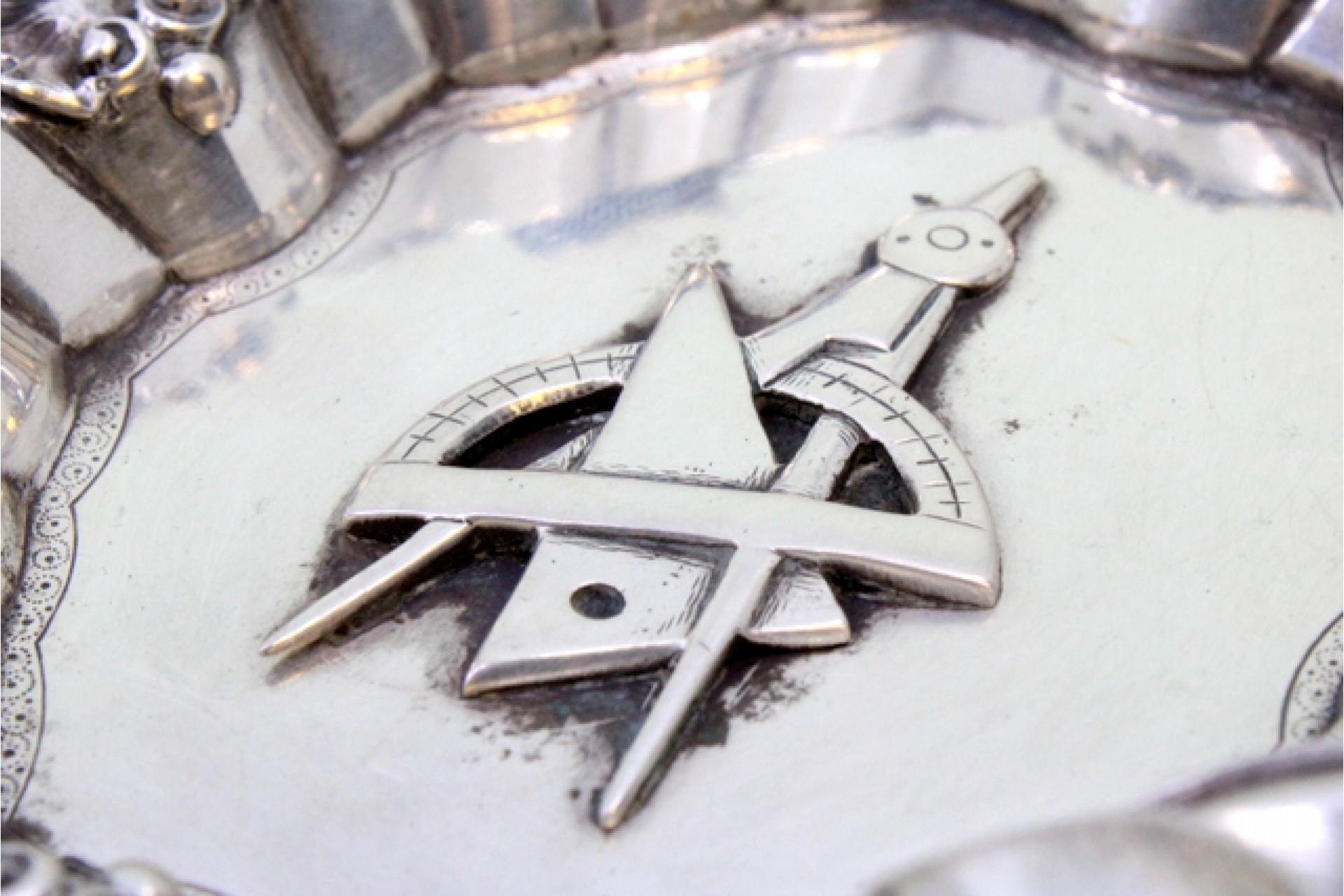 XX secolo Silver ashtray with shells, reliefs, four rests, and Masonic symbol in vendita