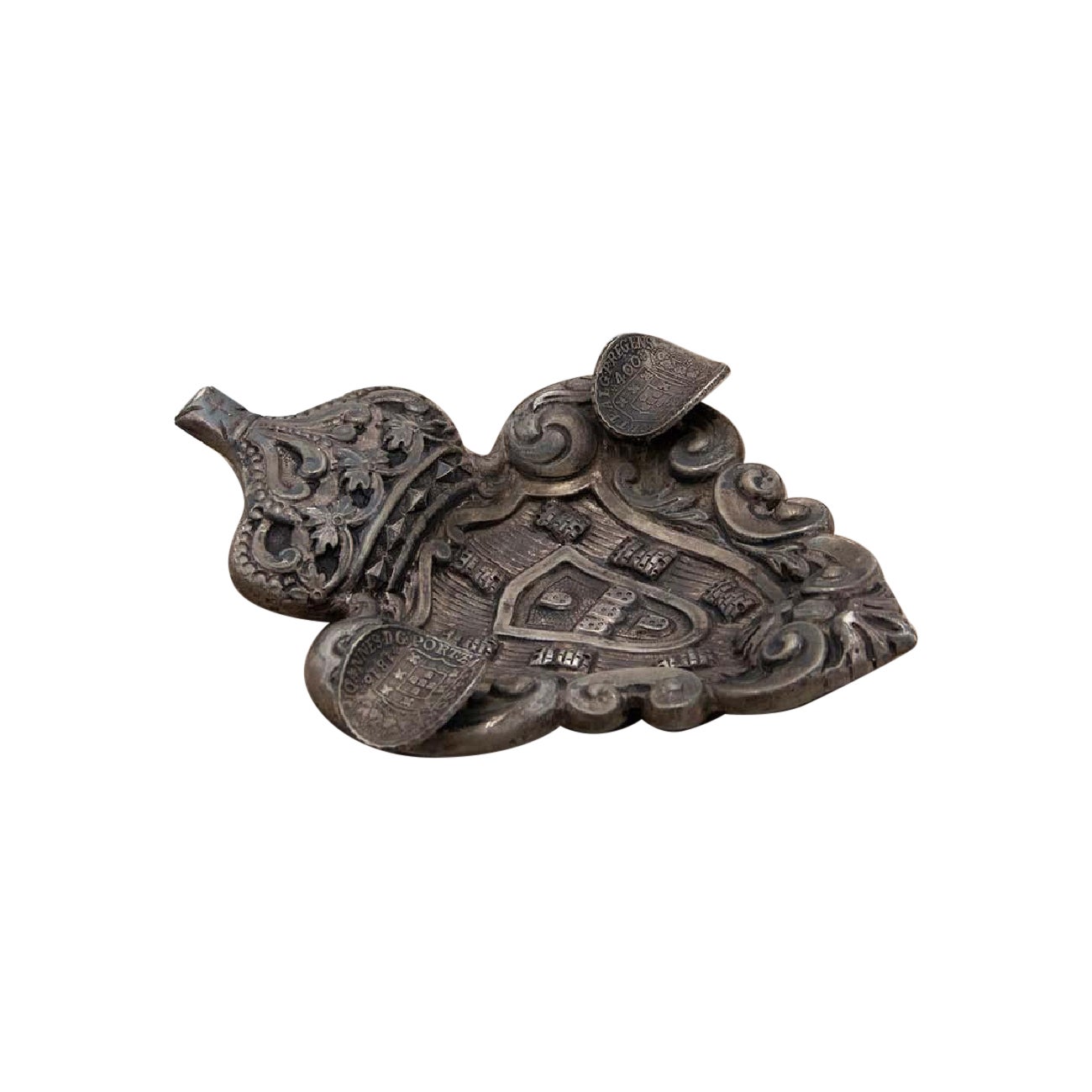 Silver ashtray with the Portuguese coat of arms and 400 reis coins